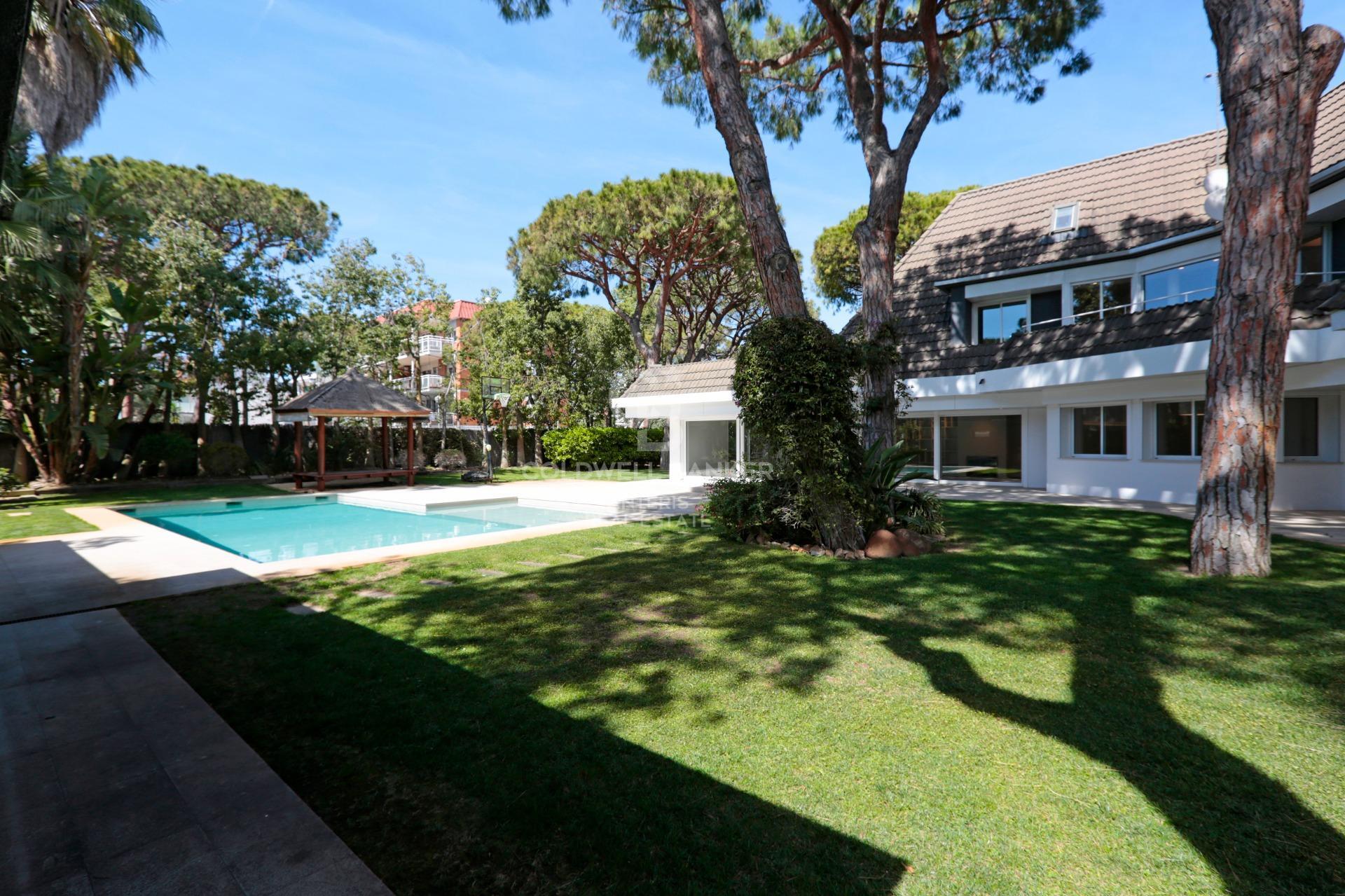 Dom w Gavà Mar z fantastycznym ogrodem, basenem i kortem tenisowym