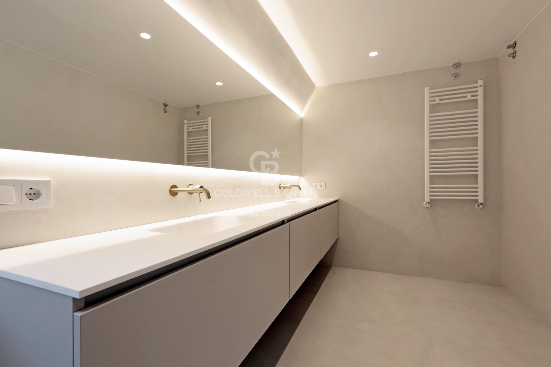 Dom w Gavà Mar z fantastycznym ogrodem, basenem i kortem tenisowym