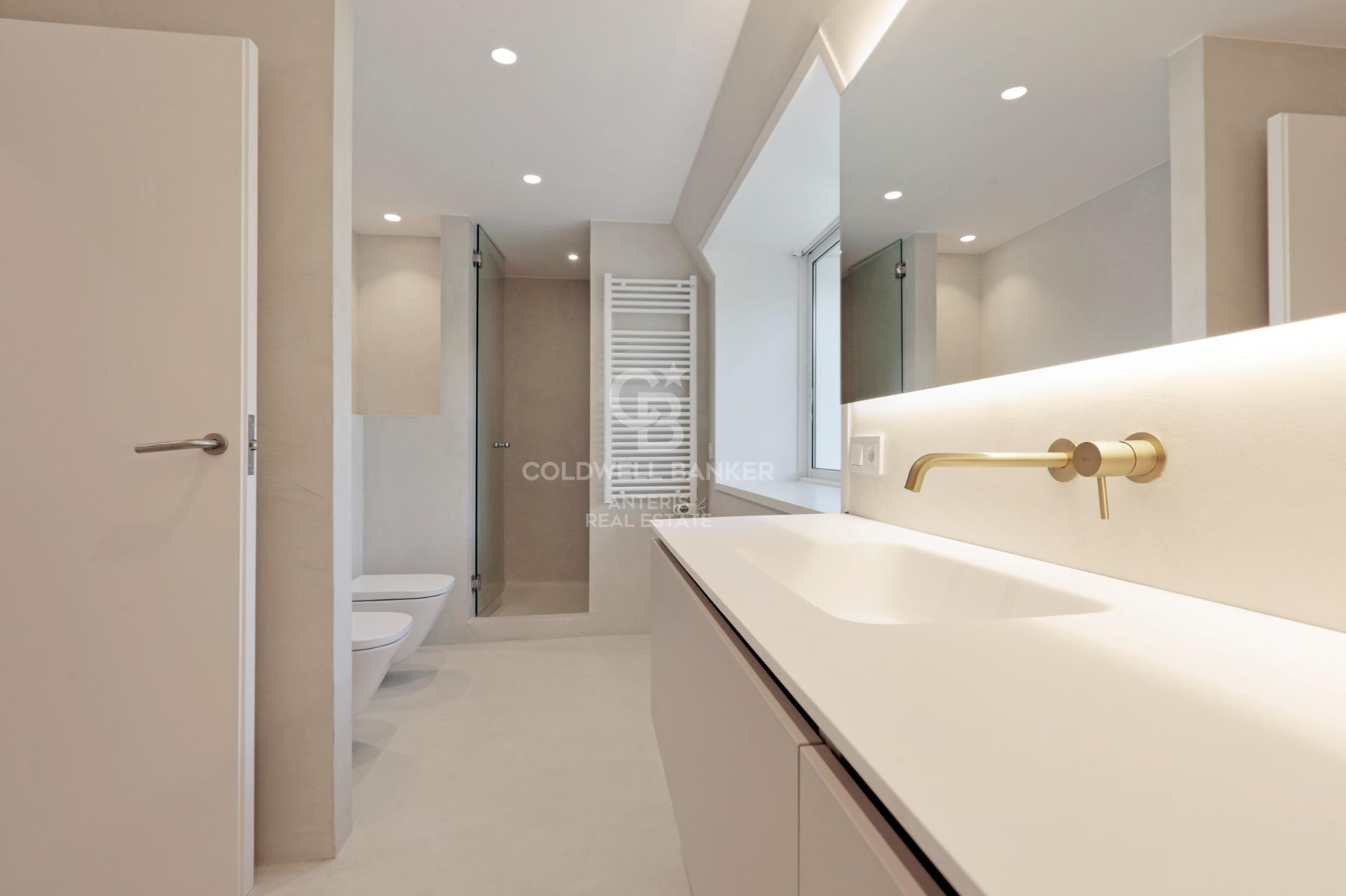 Dom w Gavà Mar z fantastycznym ogrodem, basenem i kortem tenisowym