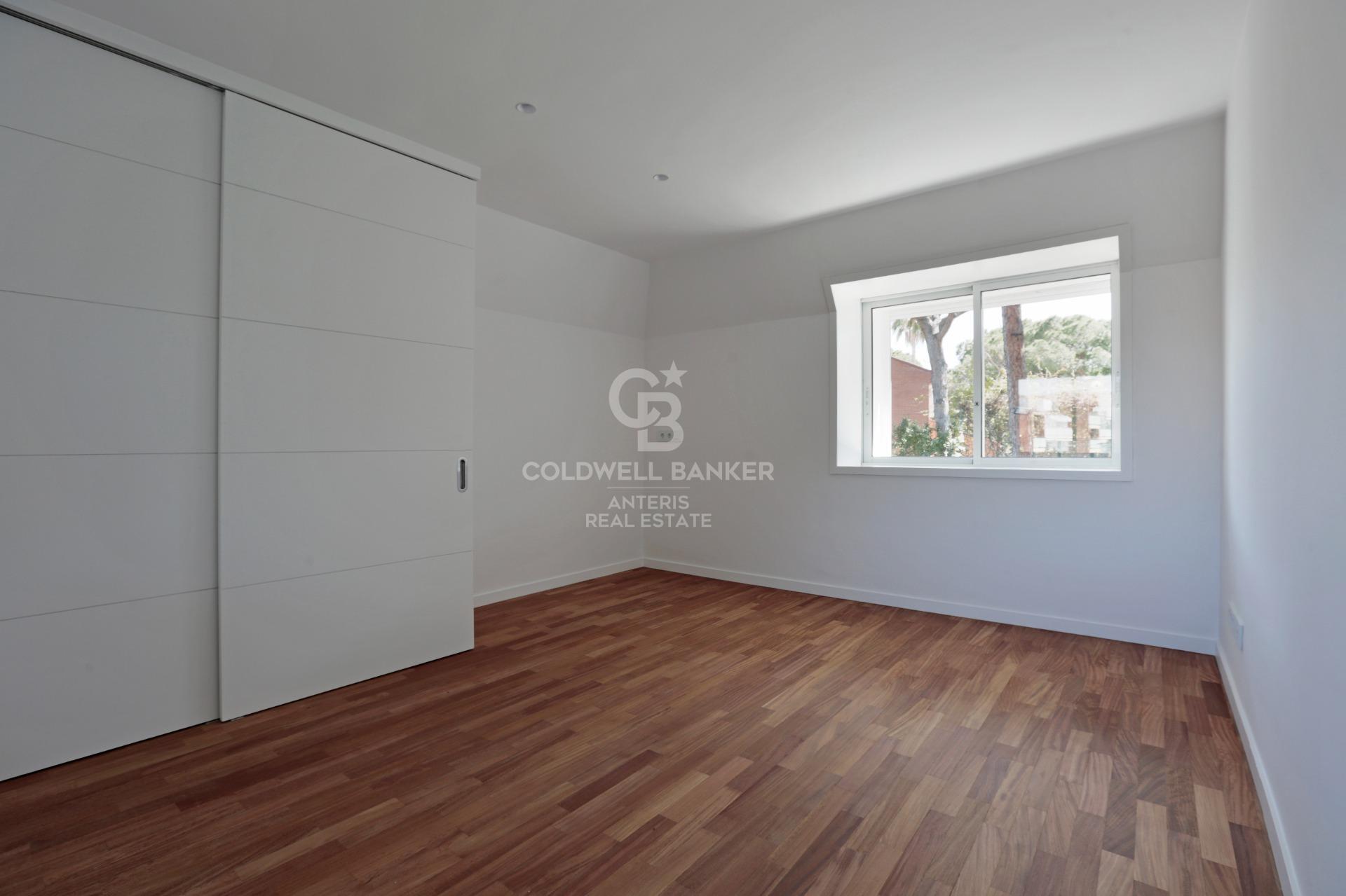 Dom w Gavà Mar z fantastycznym ogrodem, basenem i kortem tenisowym