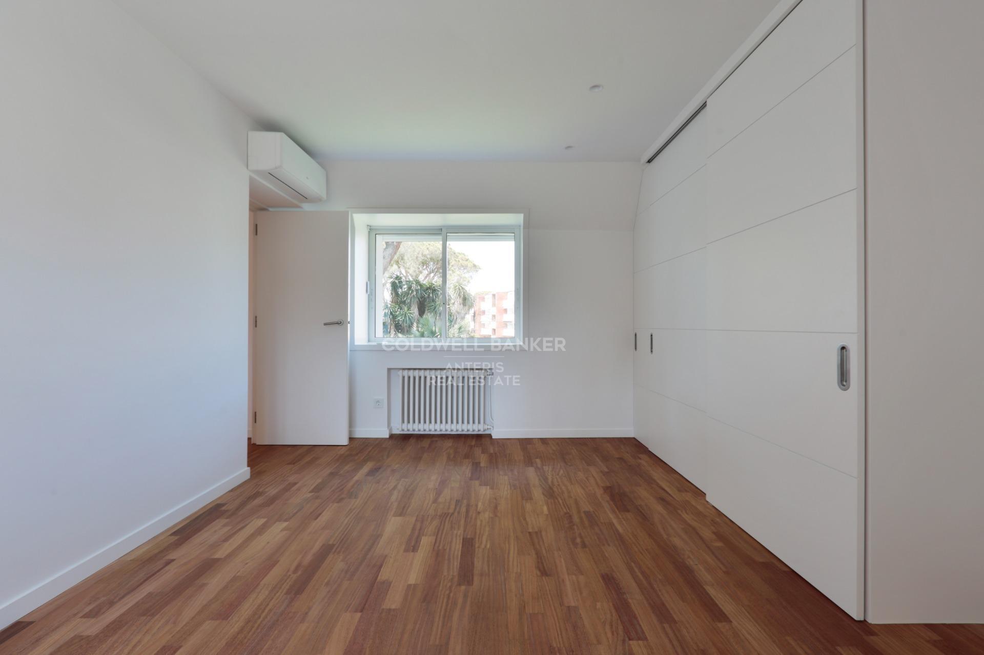 Dom w Gavà Mar z fantastycznym ogrodem, basenem i kortem tenisowym