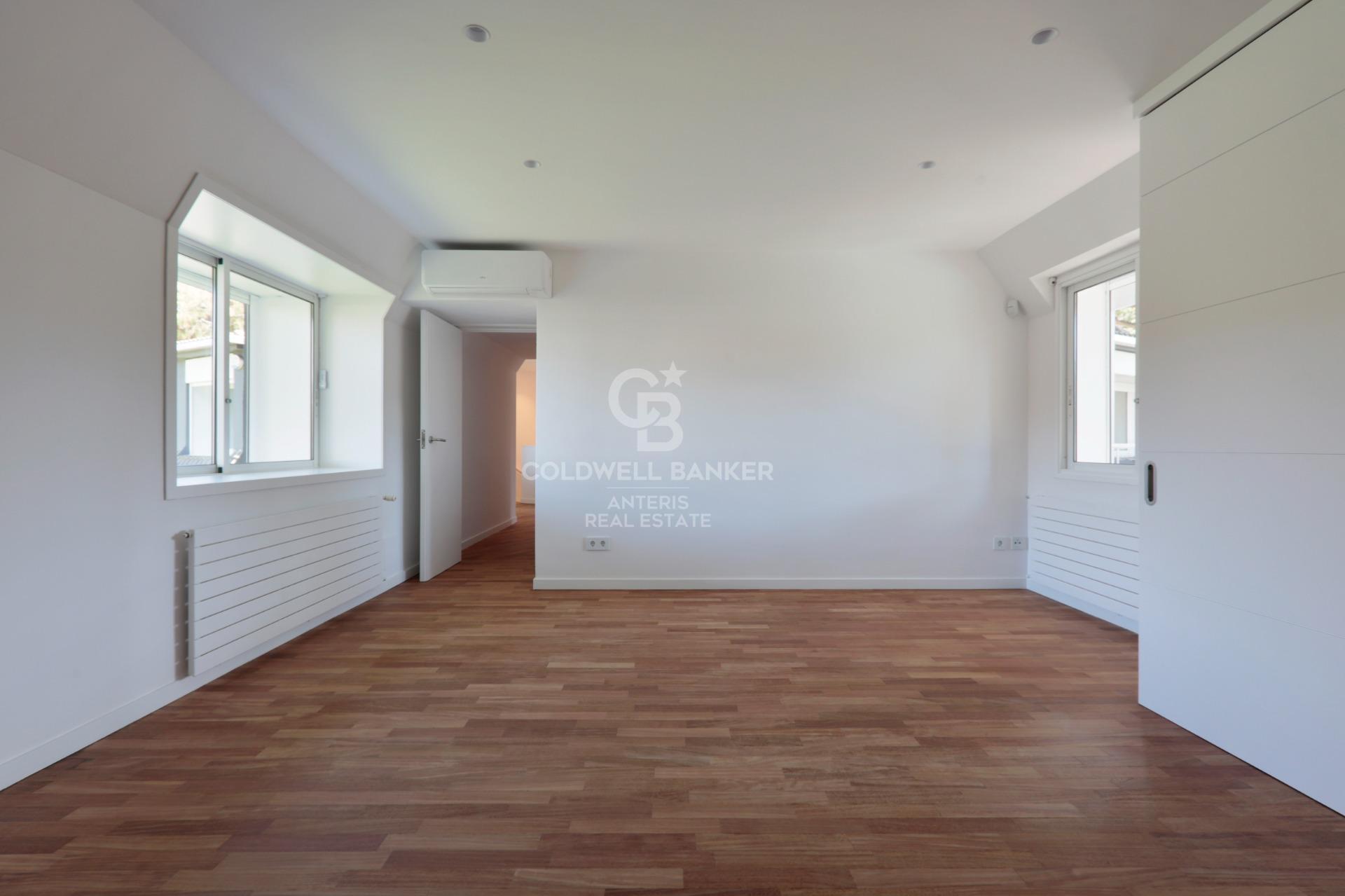 Dom w Gavà Mar z fantastycznym ogrodem, basenem i kortem tenisowym