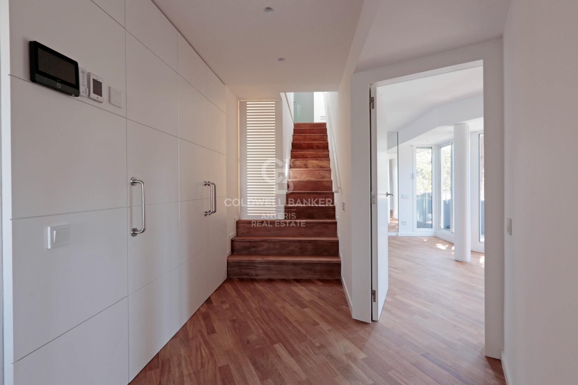 Dom w Gavà Mar z fantastycznym ogrodem, basenem i kortem tenisowym