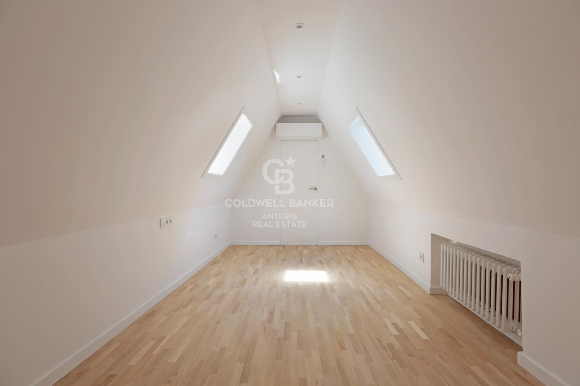 Dom w Gavà Mar z fantastycznym ogrodem, basenem i kortem tenisowym