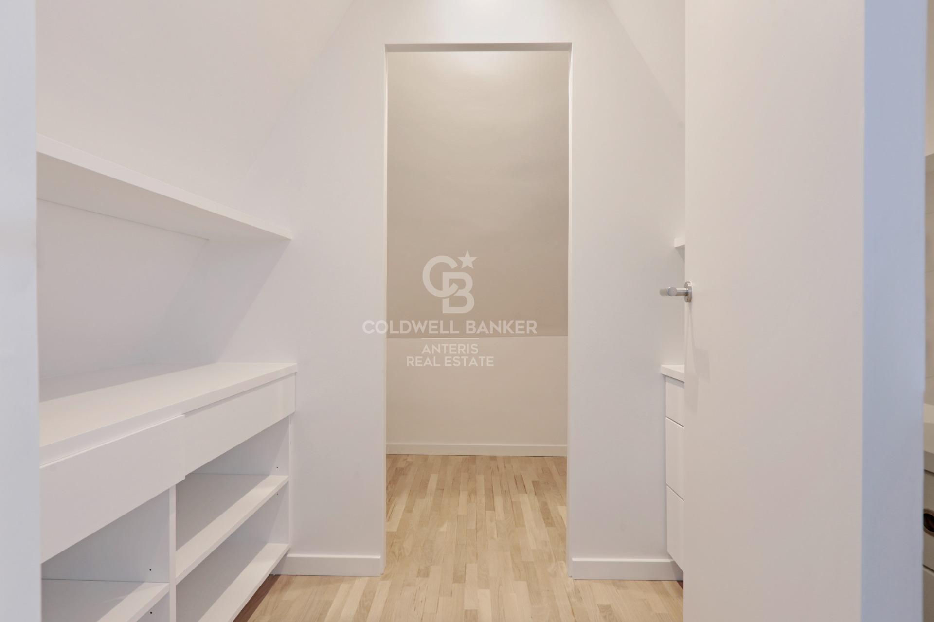 Dom w Gavà Mar z fantastycznym ogrodem, basenem i kortem tenisowym