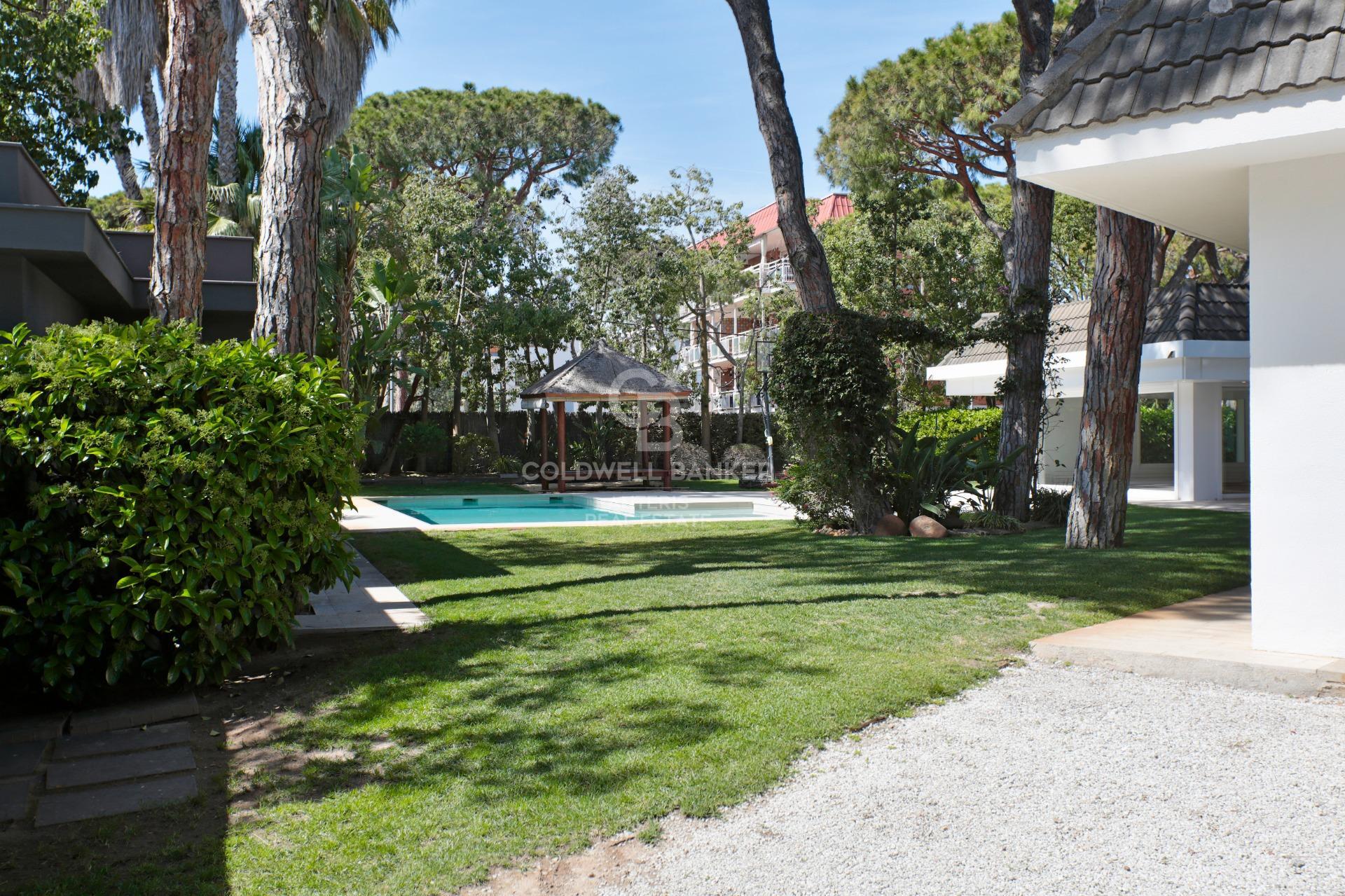 Dom w Gavà Mar z fantastycznym ogrodem, basenem i kortem tenisowym