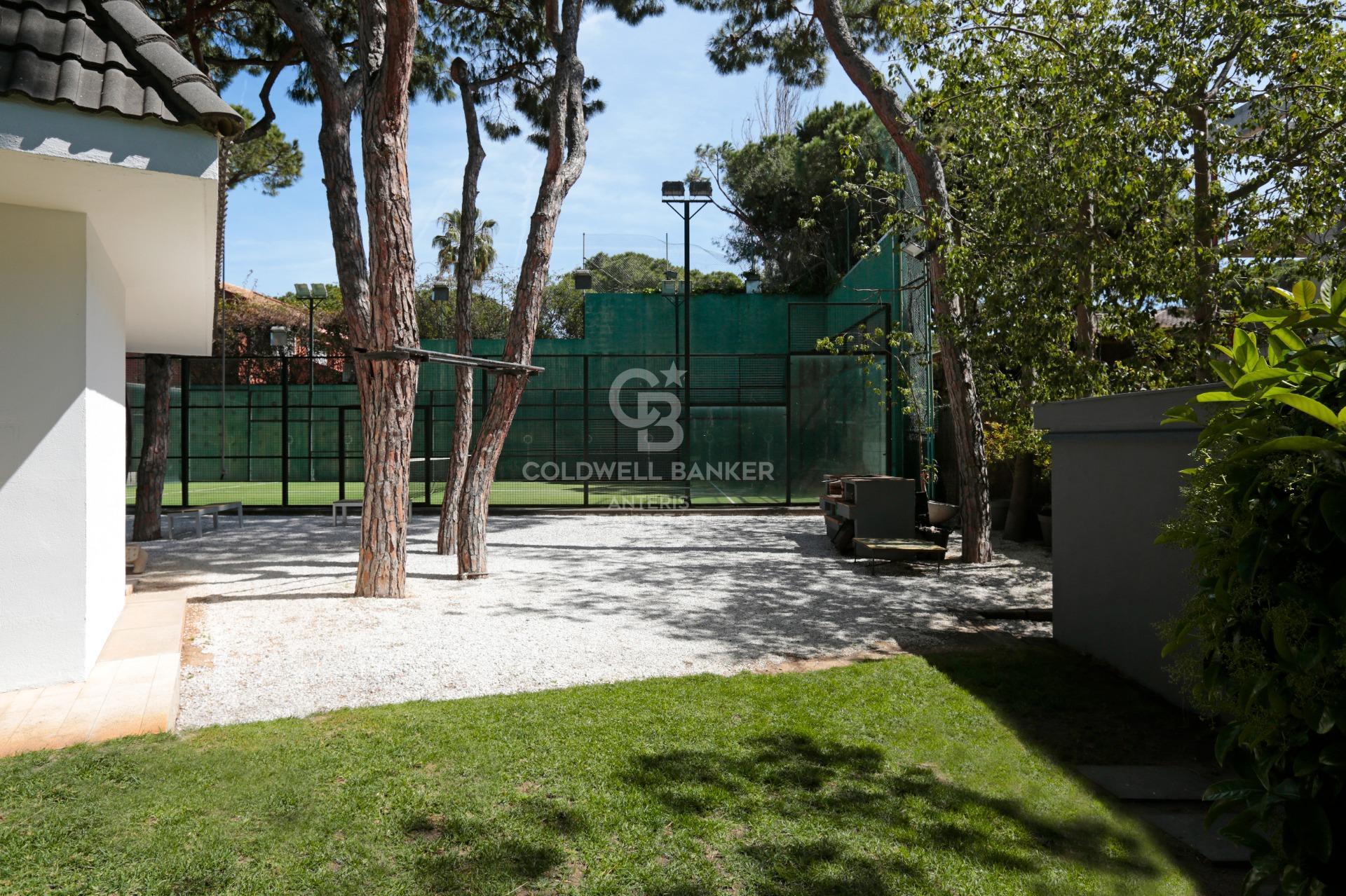 Dom w Gavà Mar z fantastycznym ogrodem, basenem i kortem tenisowym