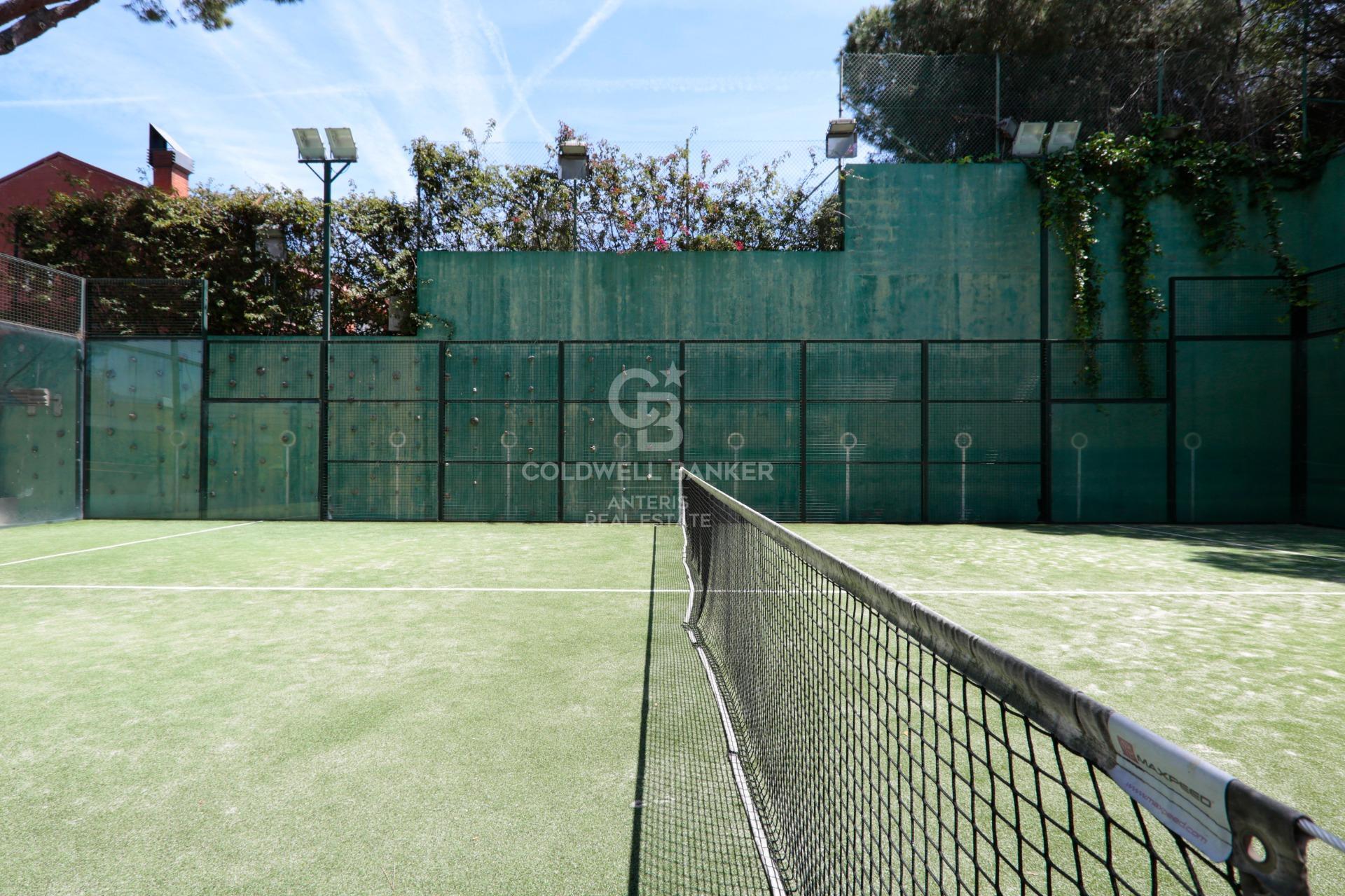 Dom w Gavà Mar z fantastycznym ogrodem, basenem i kortem tenisowym