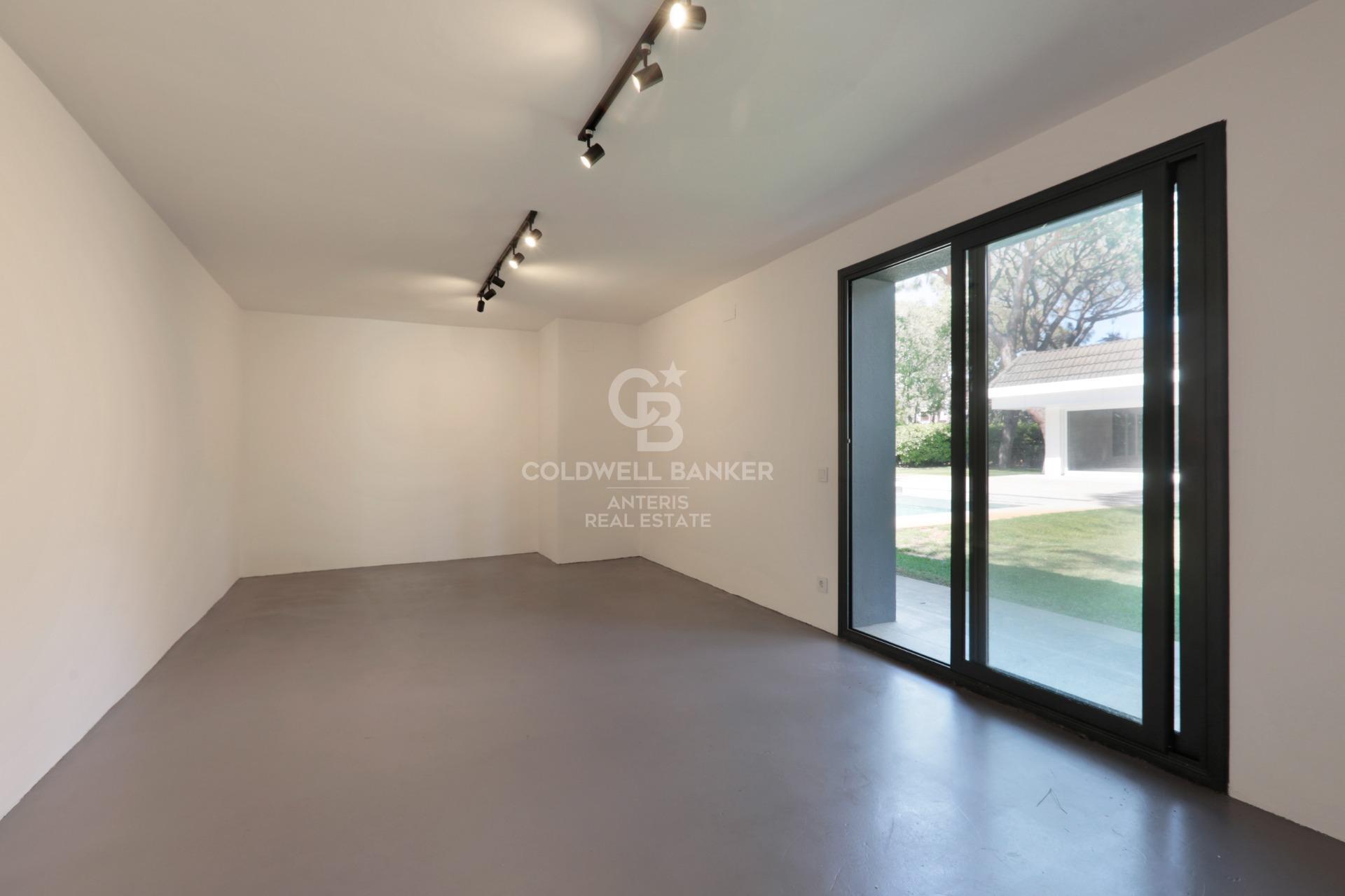 Dom w Gavà Mar z fantastycznym ogrodem, basenem i kortem tenisowym