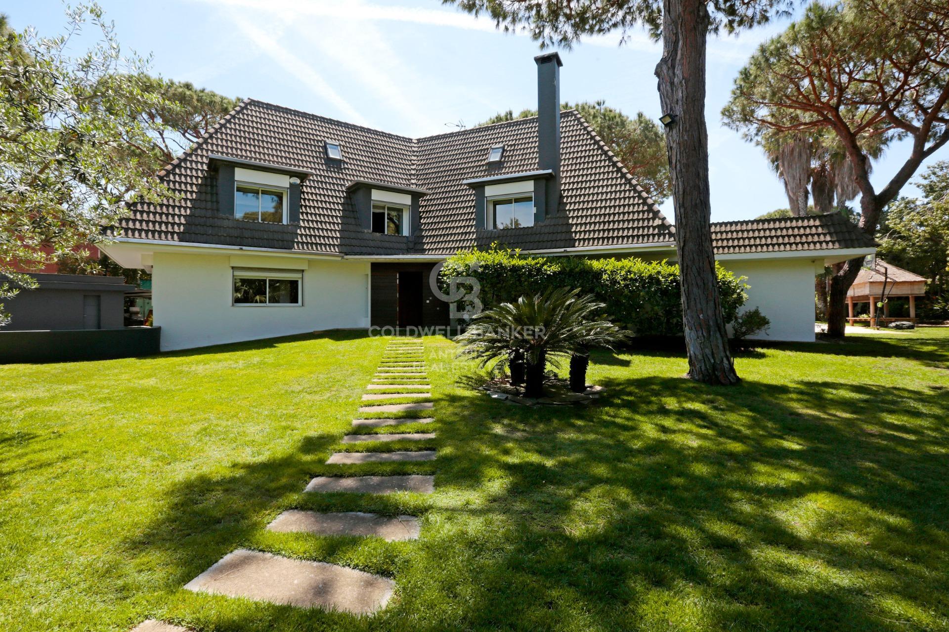 Dom w Gavà Mar z fantastycznym ogrodem, basenem i kortem tenisowym