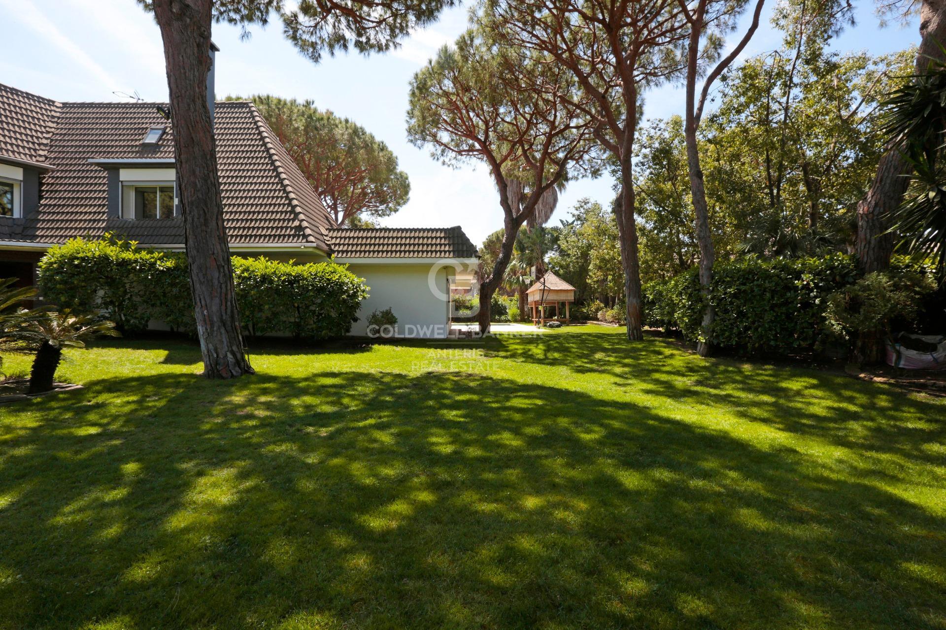 Dom w Gavà Mar z fantastycznym ogrodem, basenem i kortem tenisowym