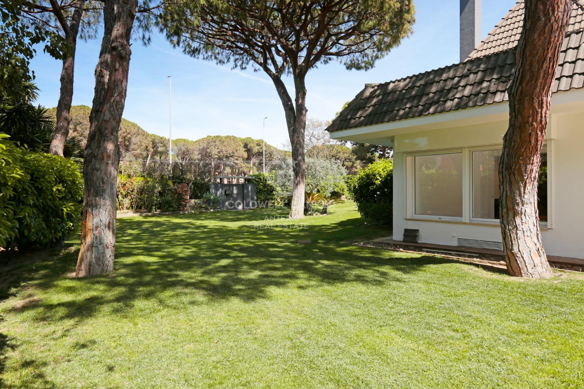 Dom w Gavà Mar z fantastycznym ogrodem, basenem i kortem tenisowym