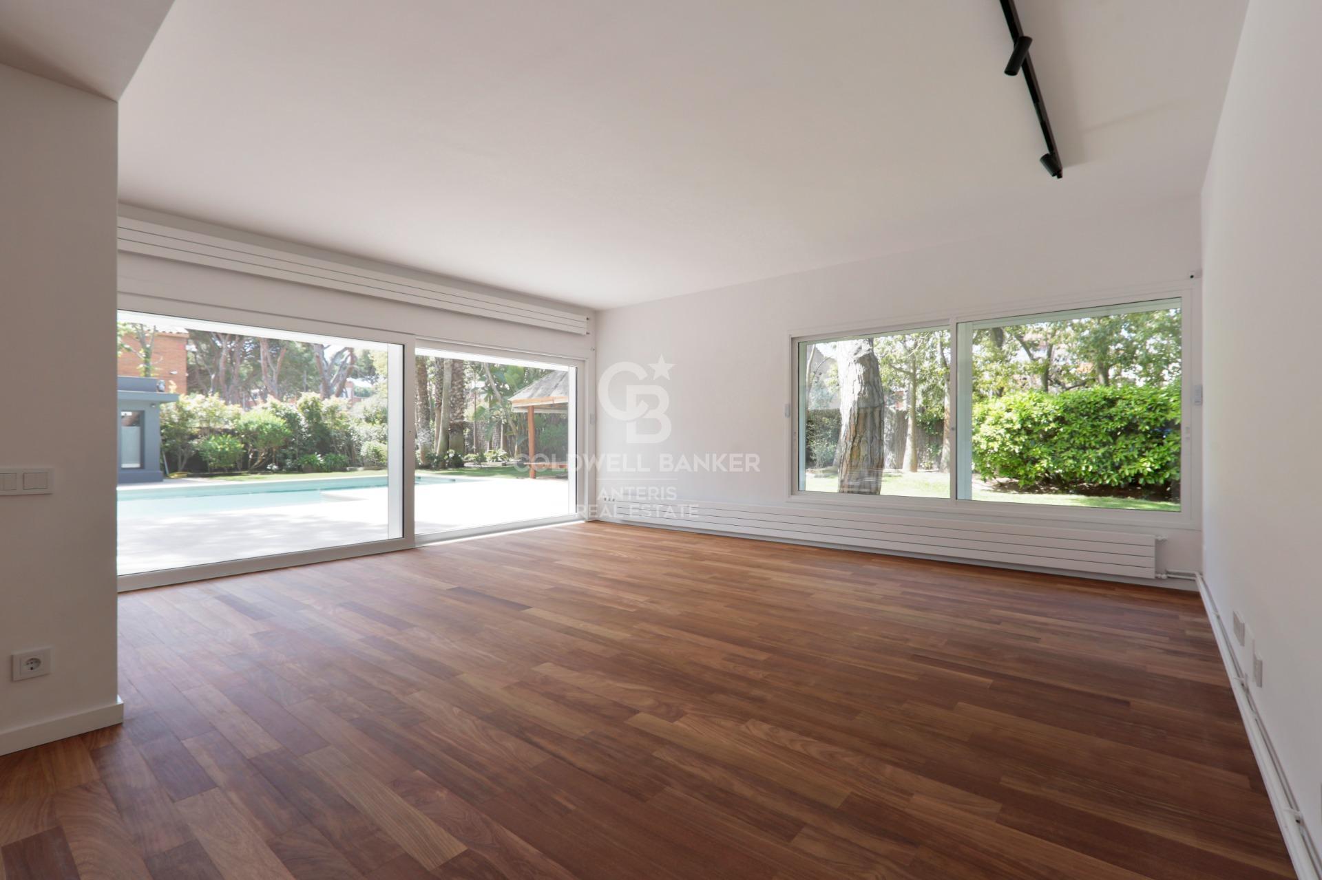 Dom w Gavà Mar z fantastycznym ogrodem, basenem i kortem tenisowym