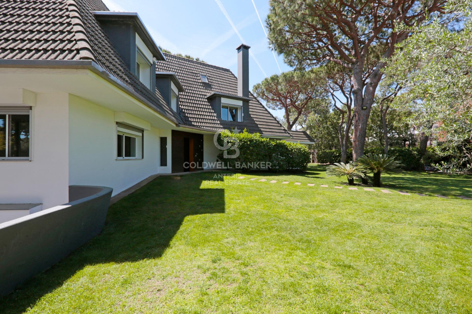 Dom w Gavà Mar z fantastycznym ogrodem, basenem i kortem tenisowym