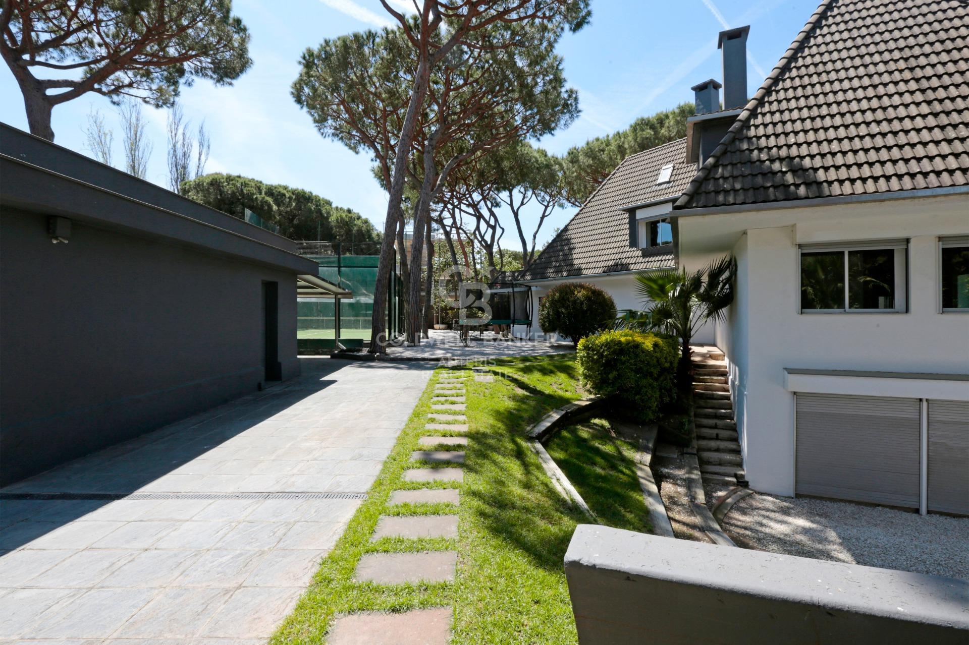 Dom w Gavà Mar z fantastycznym ogrodem, basenem i kortem tenisowym