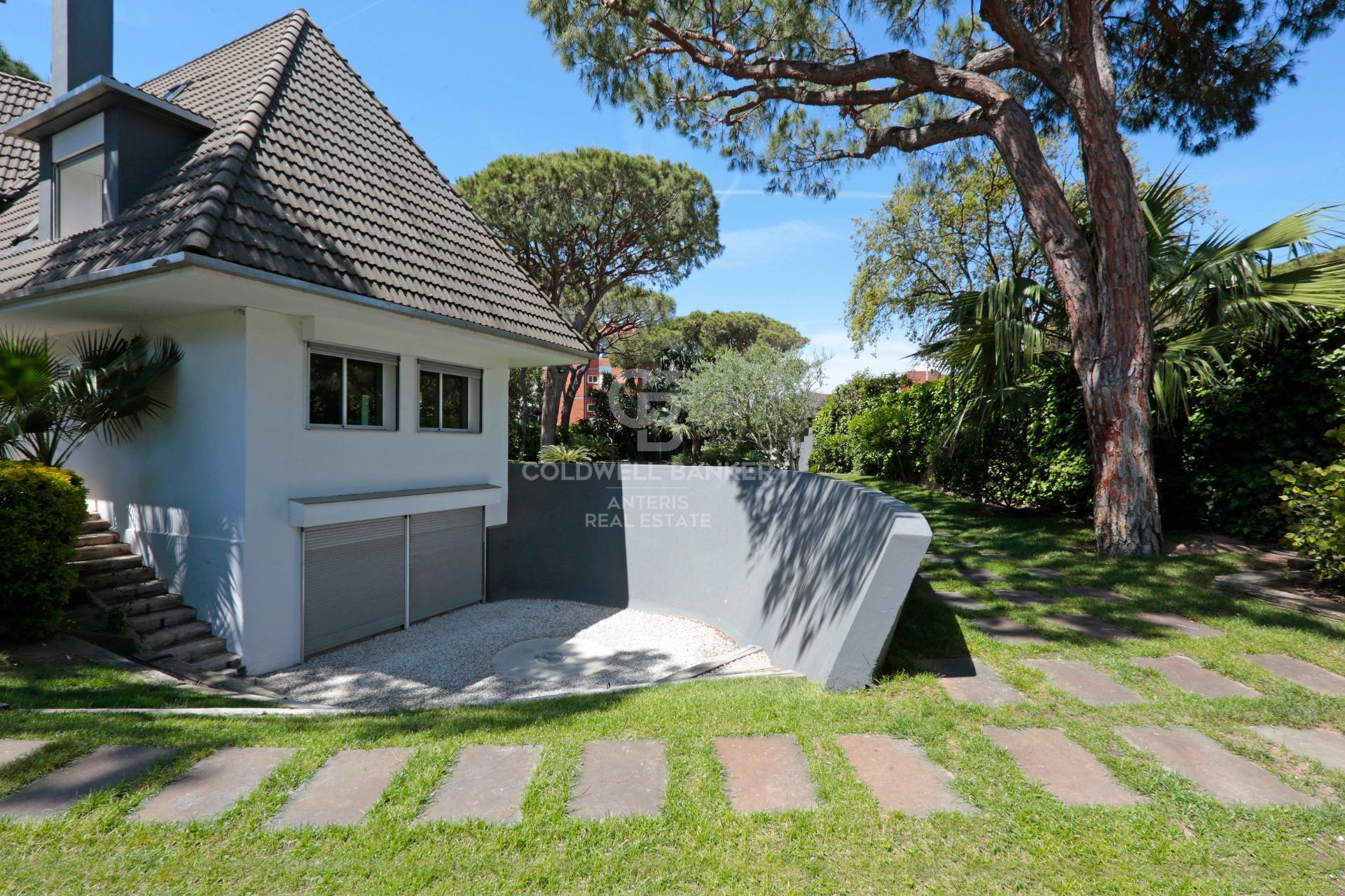 Dom w Gavà Mar z fantastycznym ogrodem, basenem i kortem tenisowym