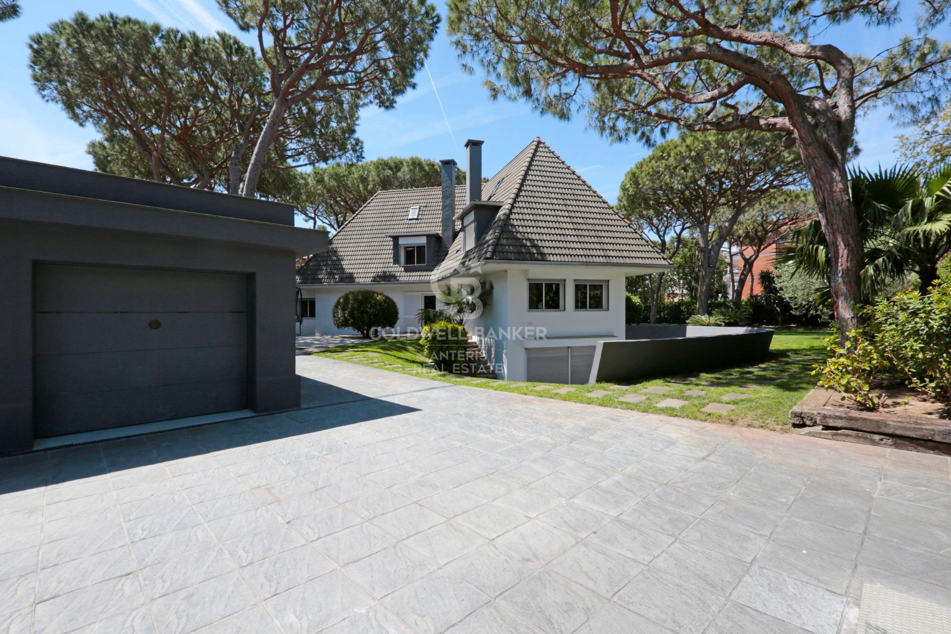 Dom w Gavà Mar z fantastycznym ogrodem, basenem i kortem tenisowym