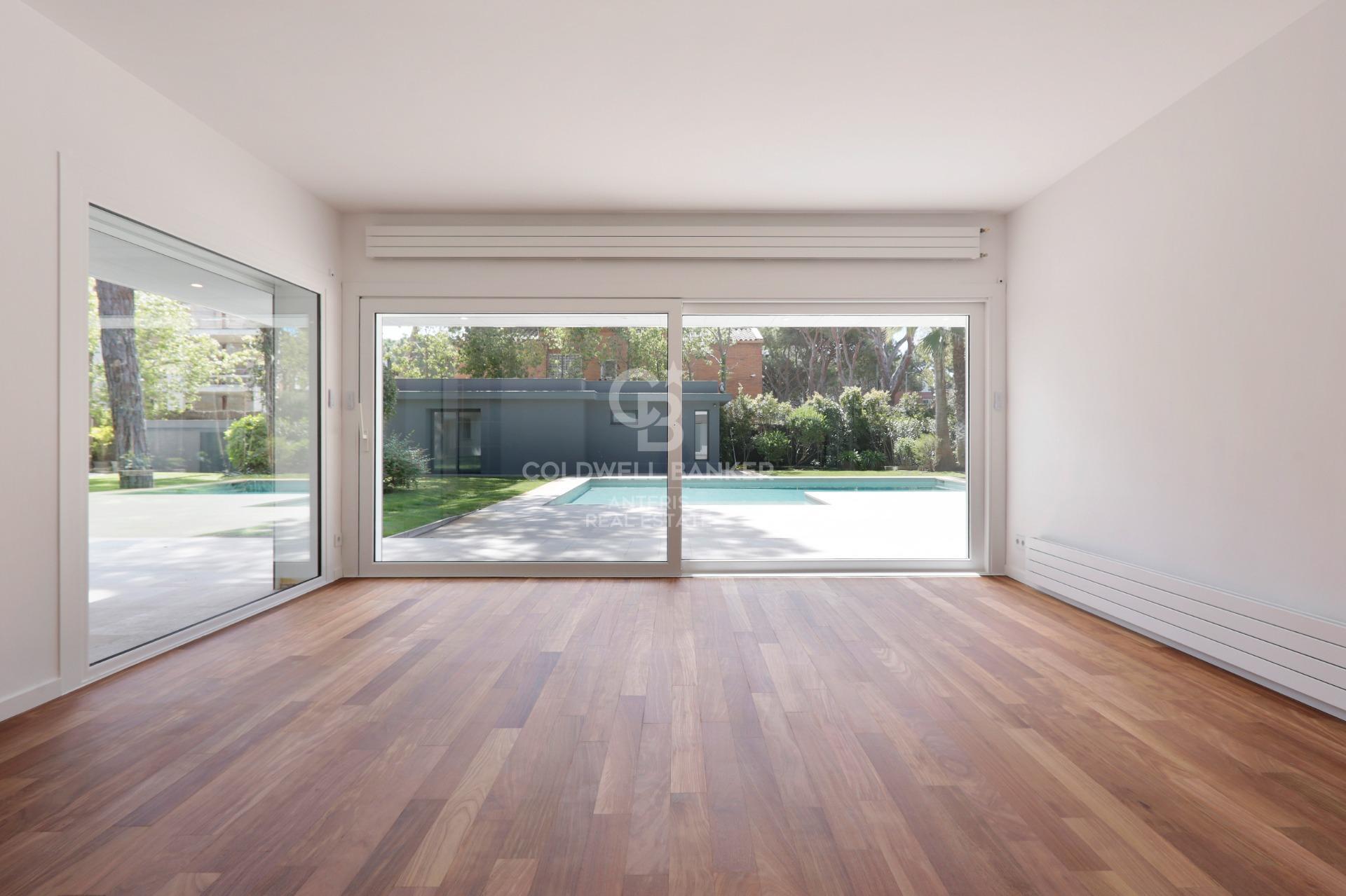 Dom w Gavà Mar z fantastycznym ogrodem, basenem i kortem tenisowym