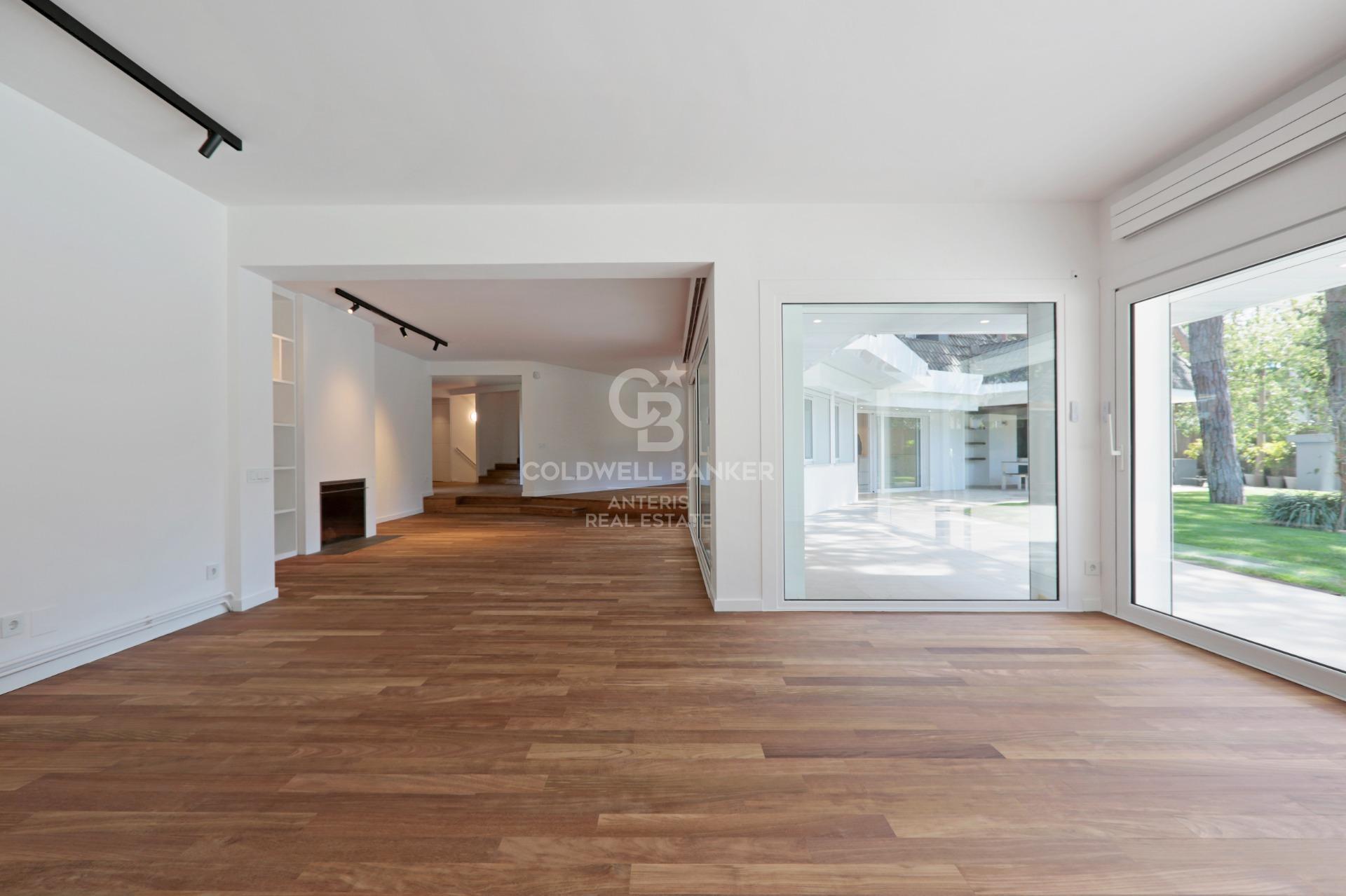 Dom w Gavà Mar z fantastycznym ogrodem, basenem i kortem tenisowym