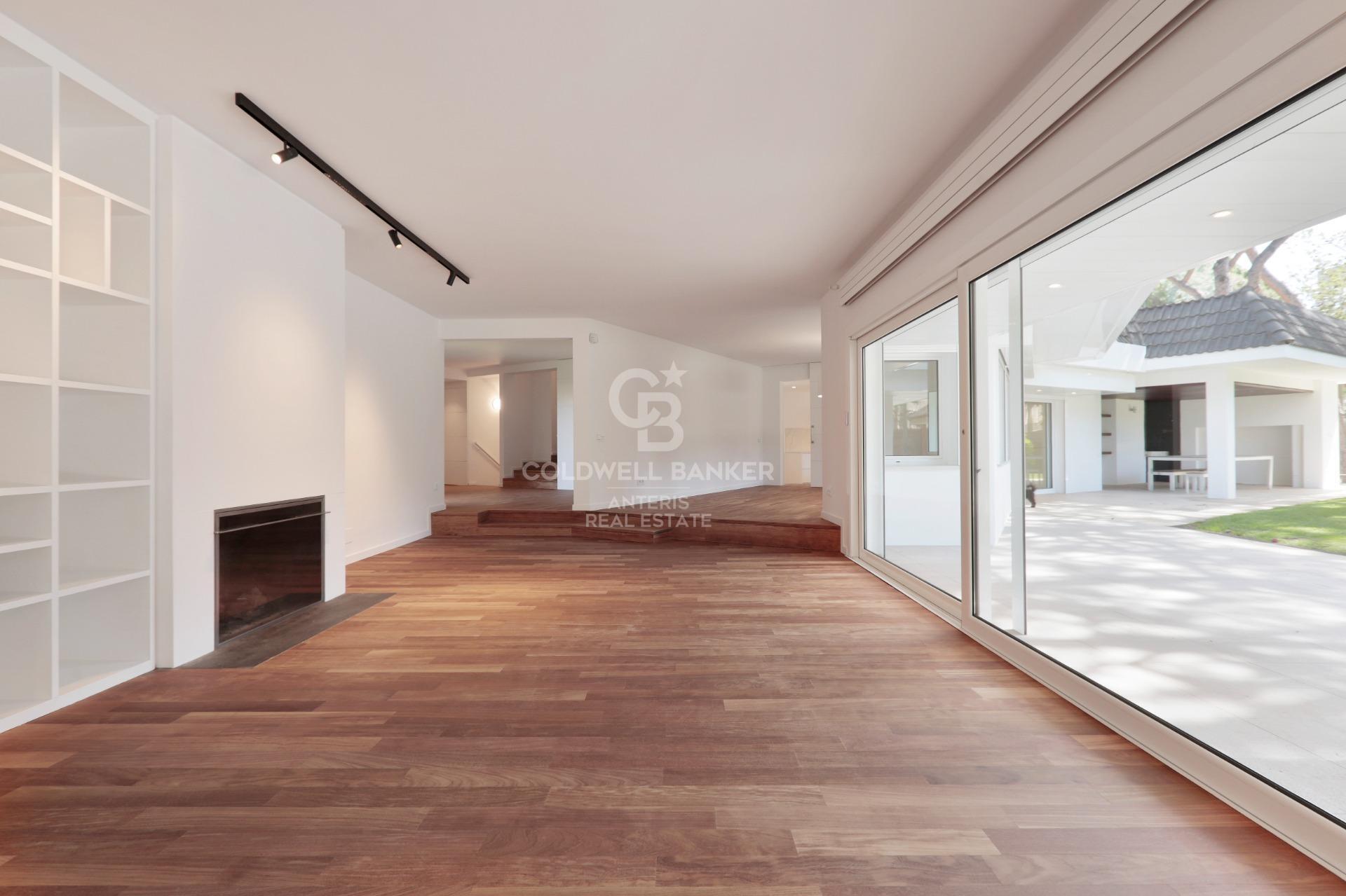 Dom w Gavà Mar z fantastycznym ogrodem, basenem i kortem tenisowym