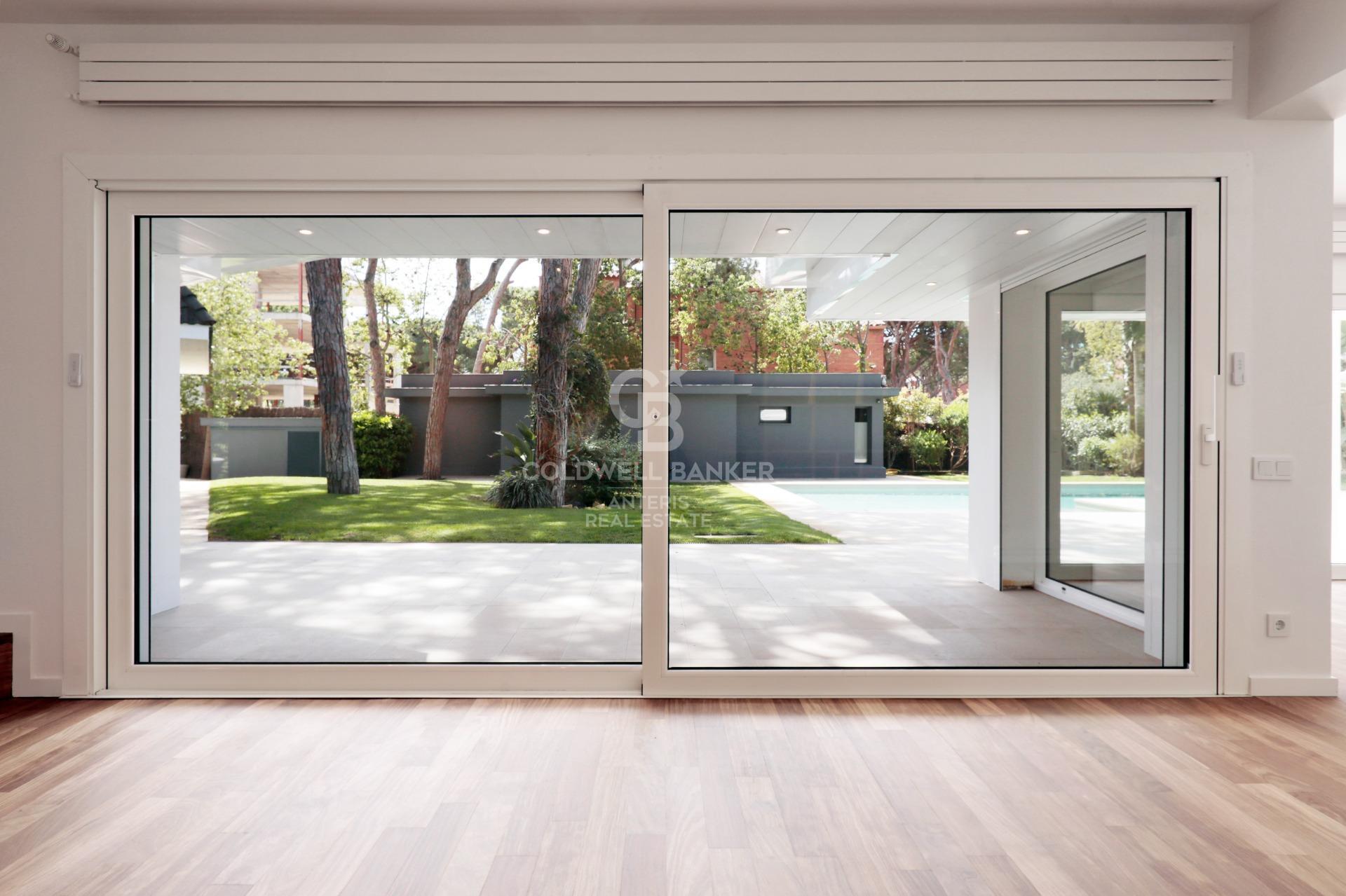 Dom w Gavà Mar z fantastycznym ogrodem, basenem i kortem tenisowym