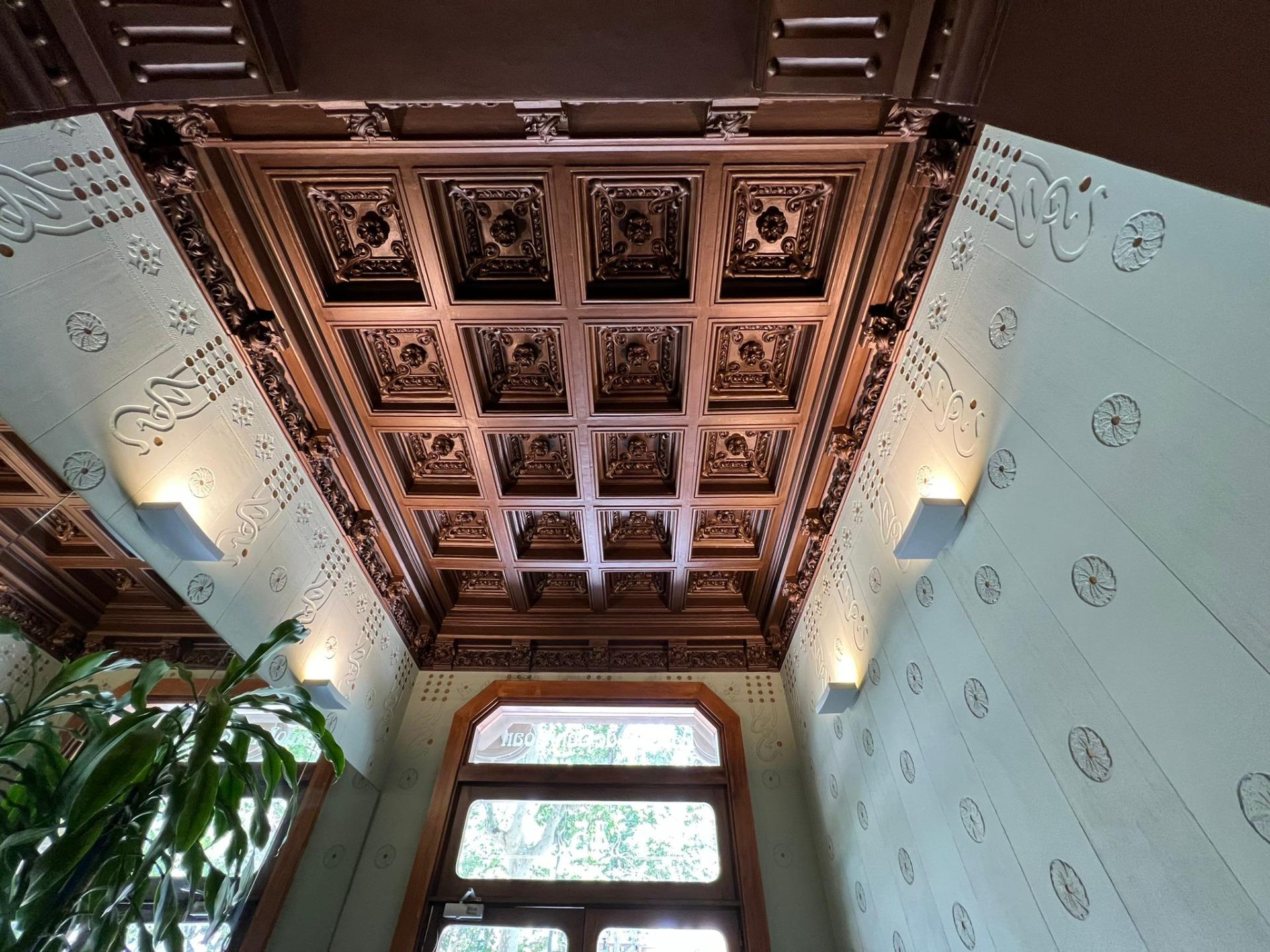 Spectacular and luminous apartment in modernist building under renovation