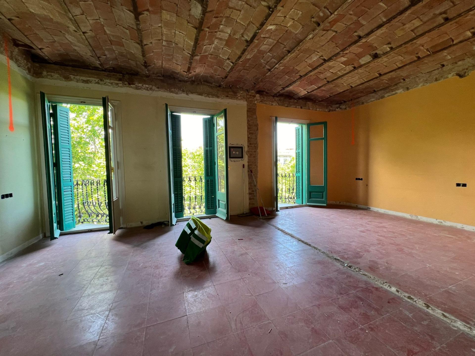 Spectacular and luminous apartment in modernist building under renovation