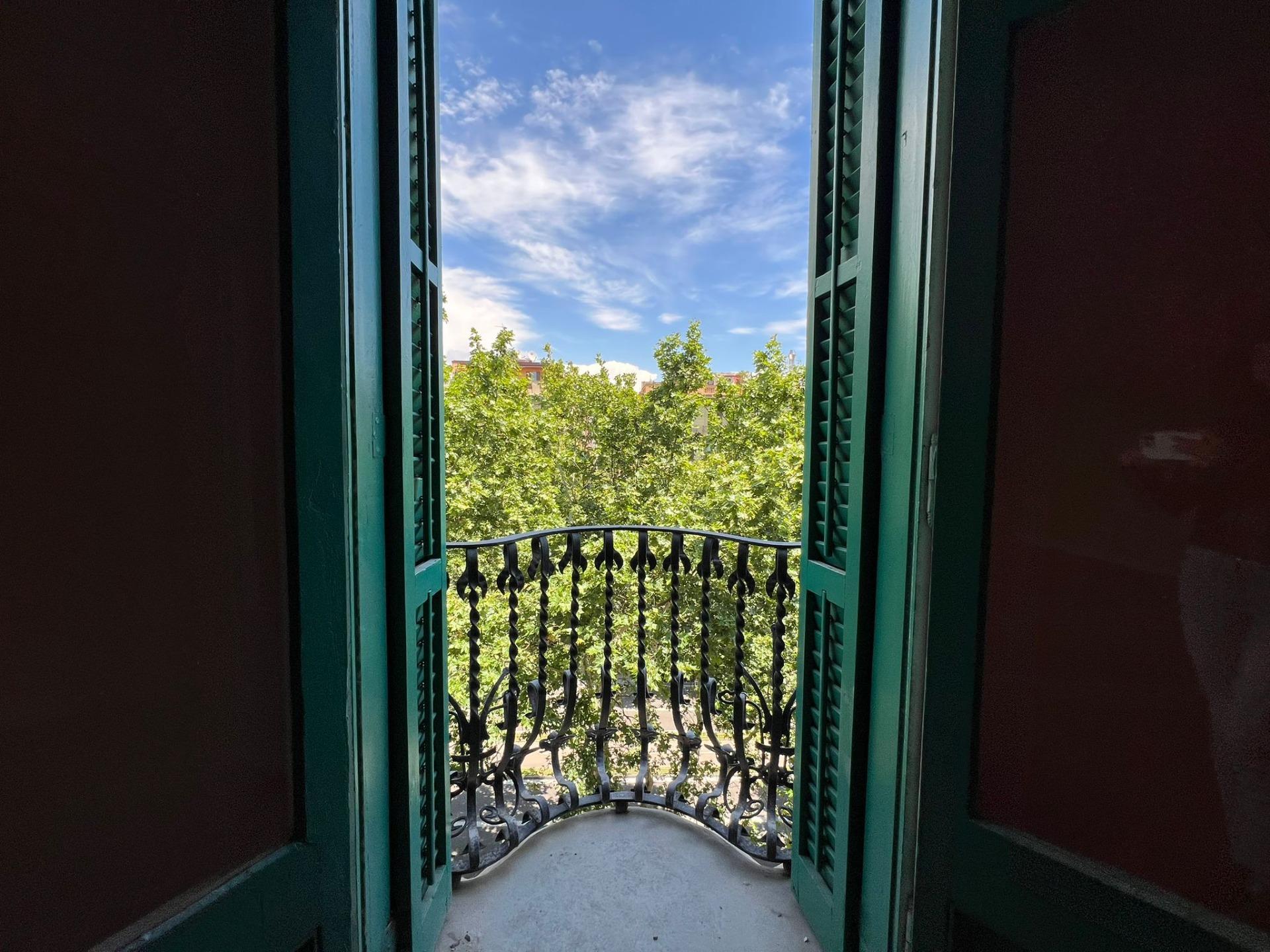 Spectacular and luminous apartment in modernist building under renovation