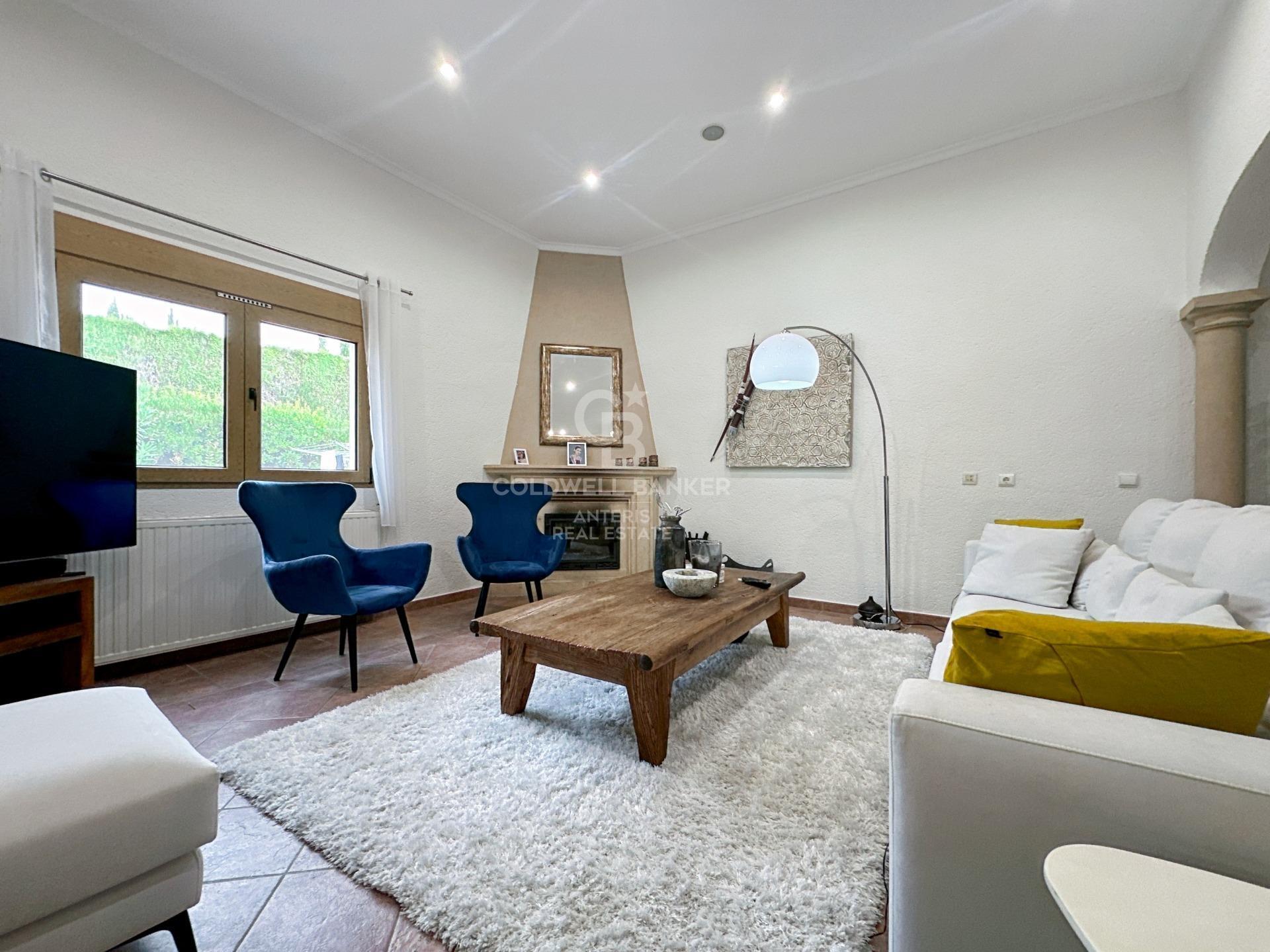 Beautiful one level villa with total privacy.