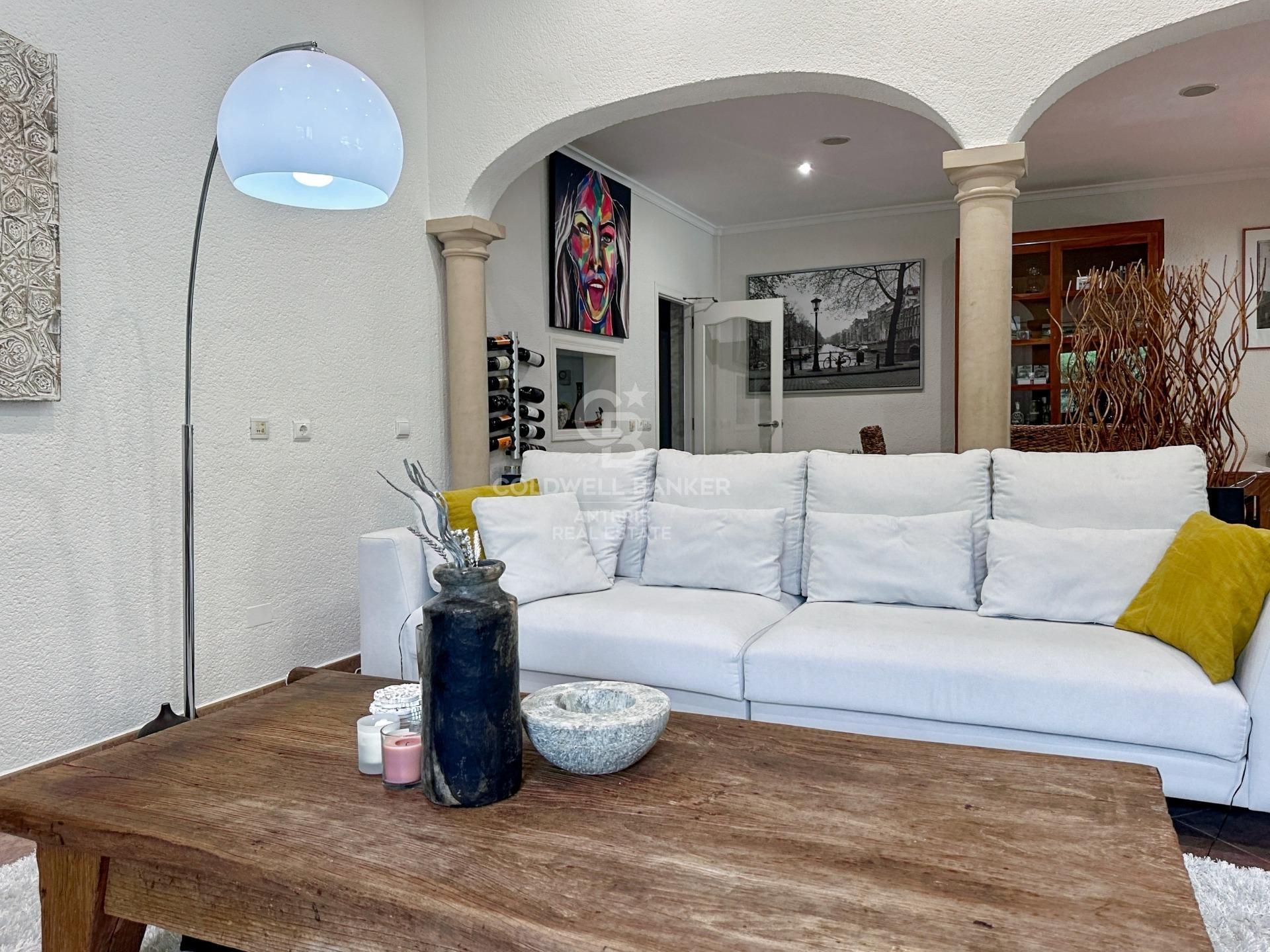 Beautiful one level villa with total privacy.