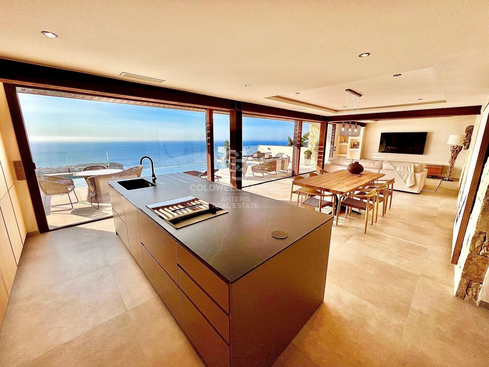 Wyjątkowa willa z 4 sypialniami i panoramicznym widokiem na Morze Śródziemne