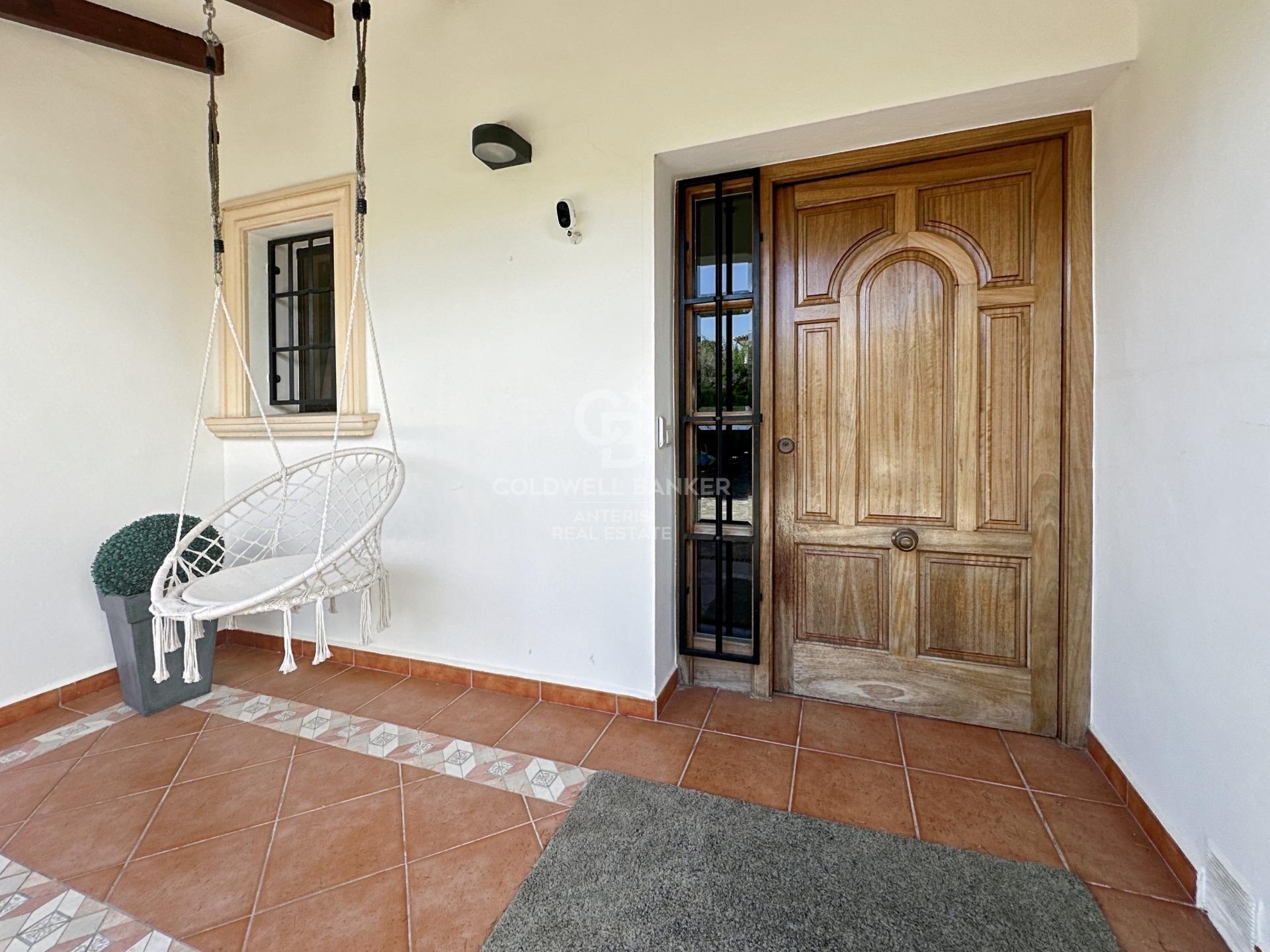 Beautiful one level villa with total privacy.