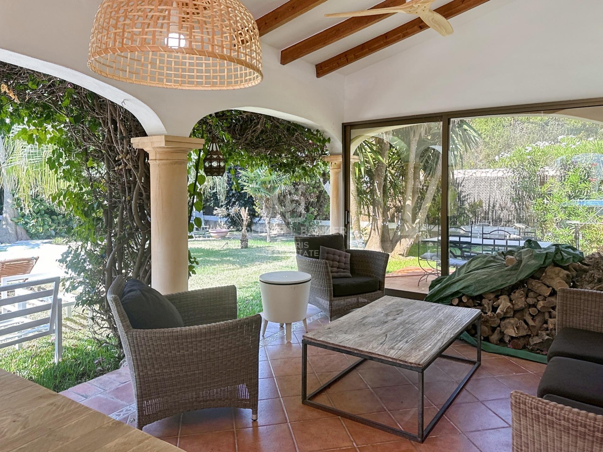 Beautiful one level villa with total privacy.