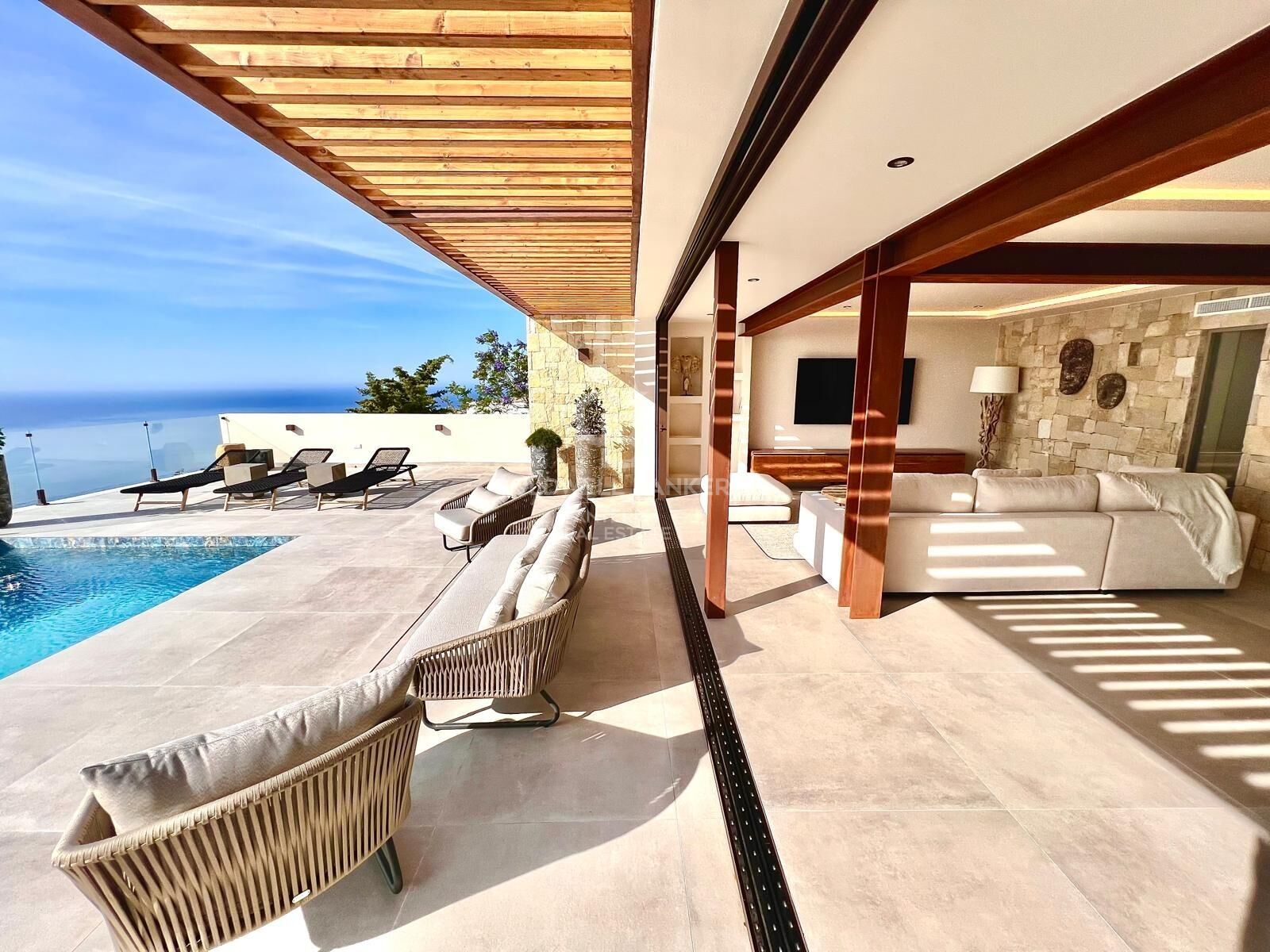 Wyjątkowa willa z 4 sypialniami i panoramicznym widokiem na Morze Śródziemne