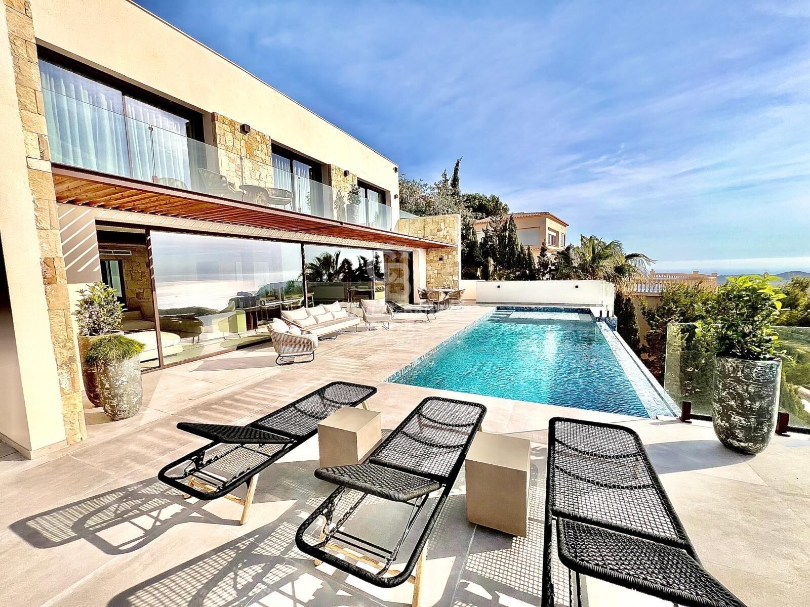 Wyjątkowa willa z 4 sypialniami i panoramicznym widokiem na Morze Śródziemne