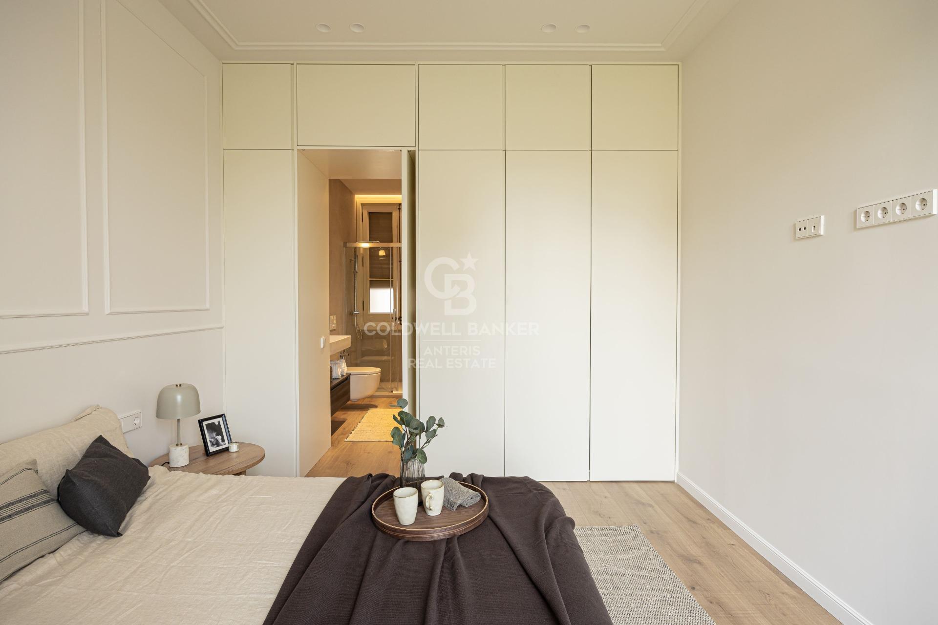 Jasny, wyremontowany apartament w modernistycznej kamienicy w Barcelonie