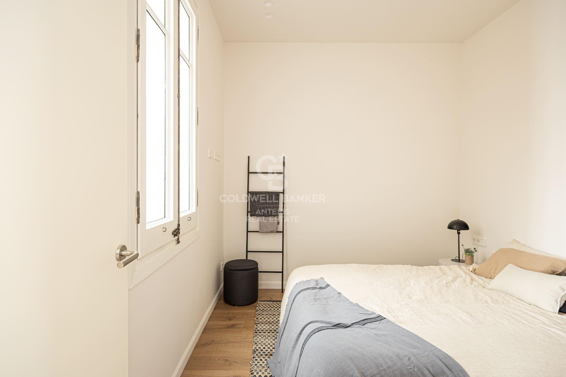 Jasny, wyremontowany apartament w modernistycznej kamienicy w Barcelonie