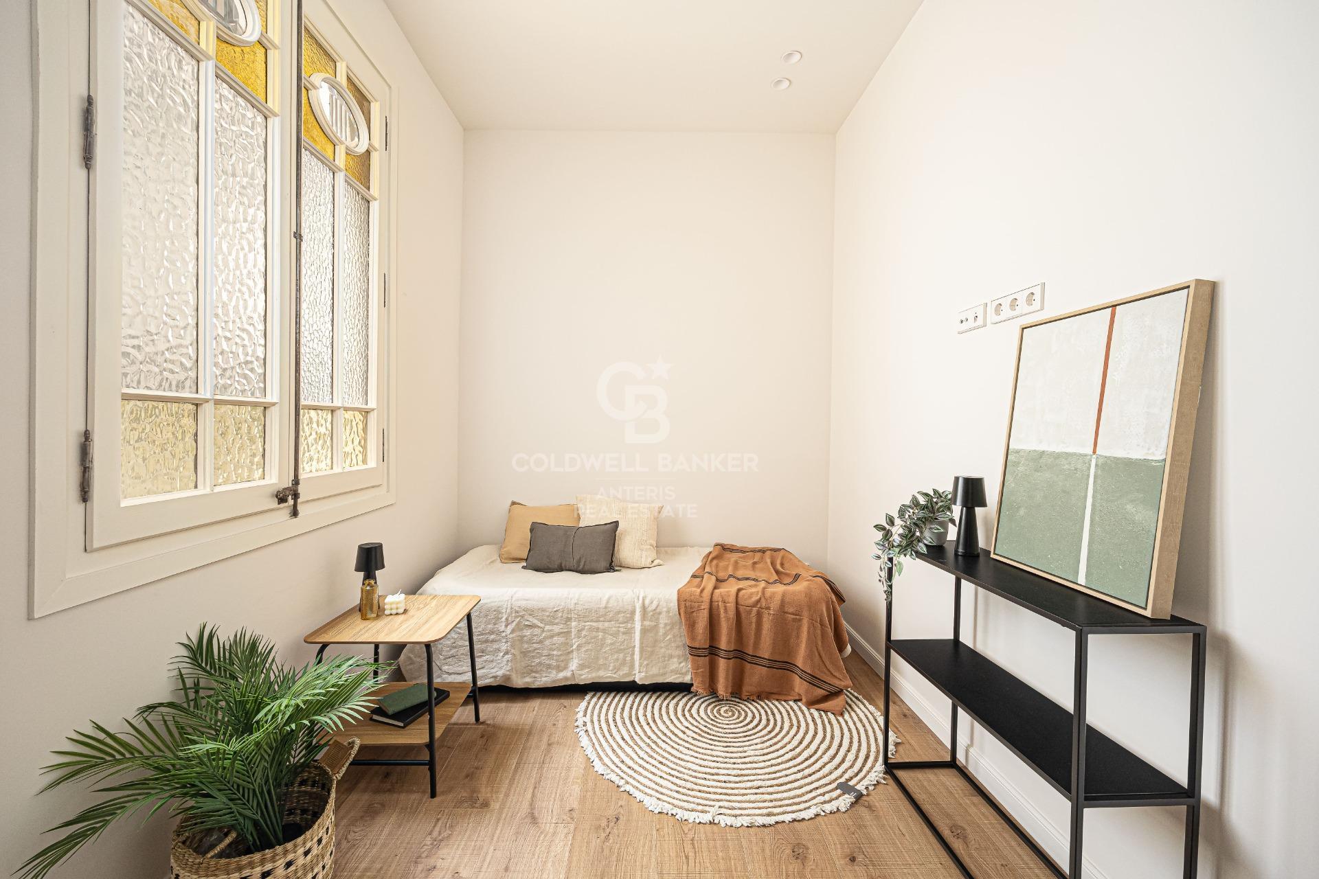 Jasny, wyremontowany apartament w modernistycznej kamienicy w Barcelonie