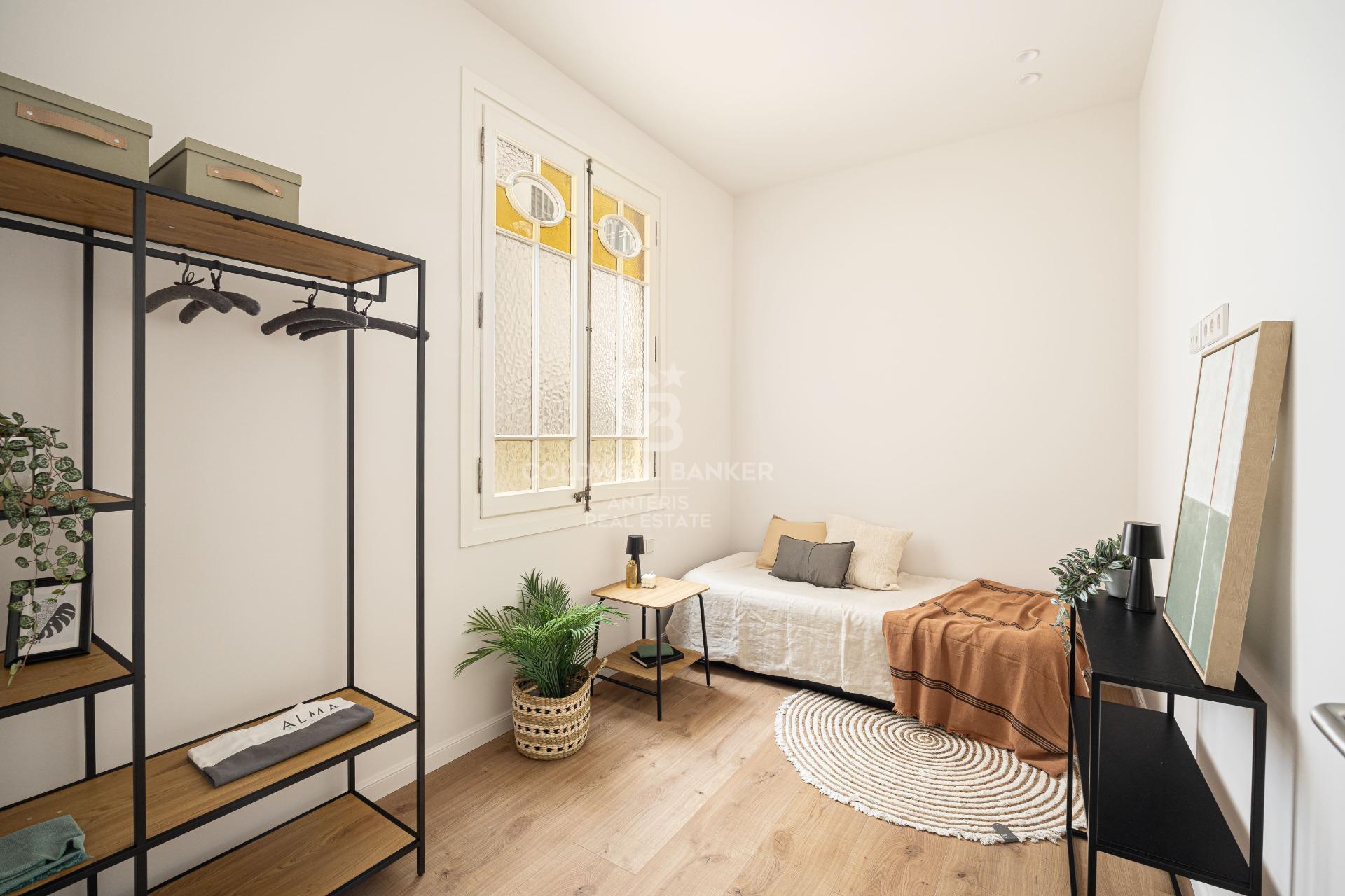 Jasny, wyremontowany apartament w modernistycznej kamienicy w Barcelonie