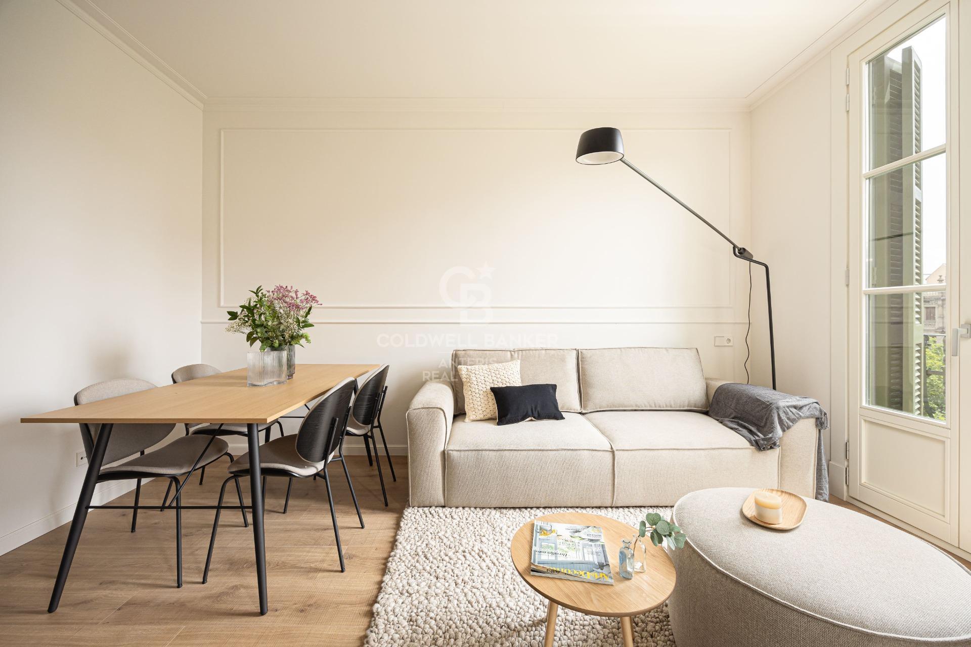 Jasny, wyremontowany apartament w modernistycznej kamienicy w Barcelonie