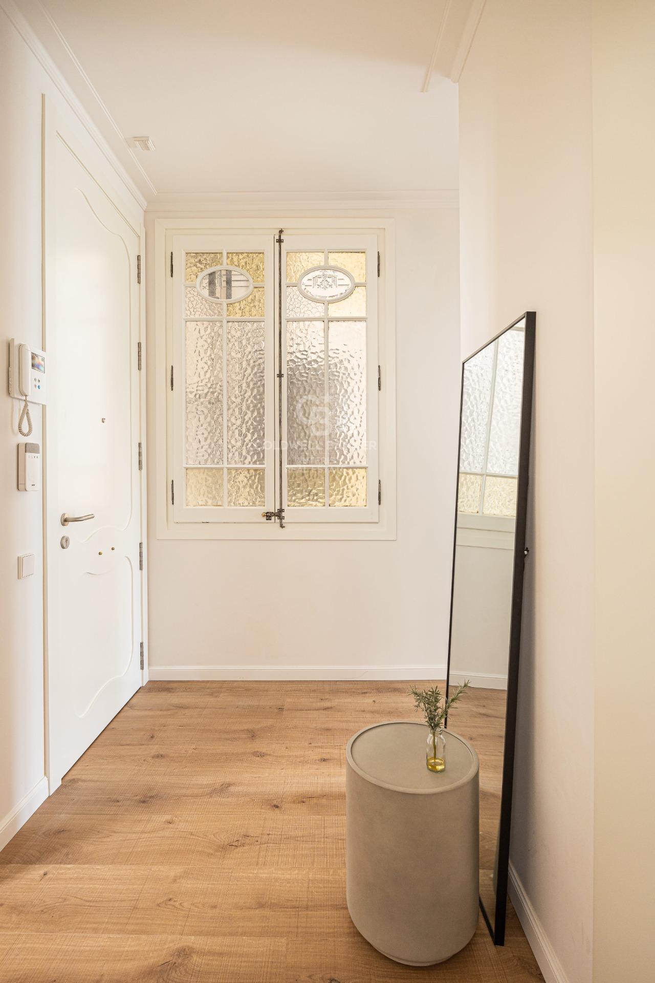 Jasny, wyremontowany apartament w modernistycznej kamienicy w Barcelonie