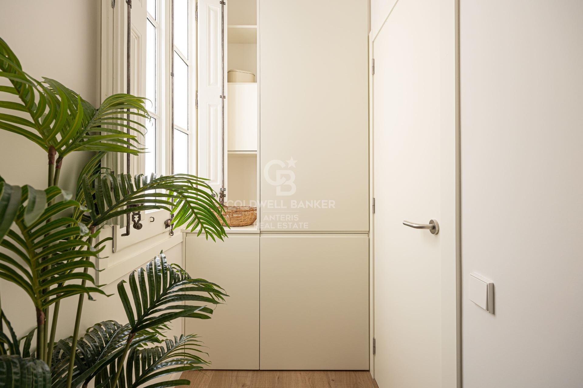 Jasny, wyremontowany apartament w modernistycznej kamienicy w Barcelonie