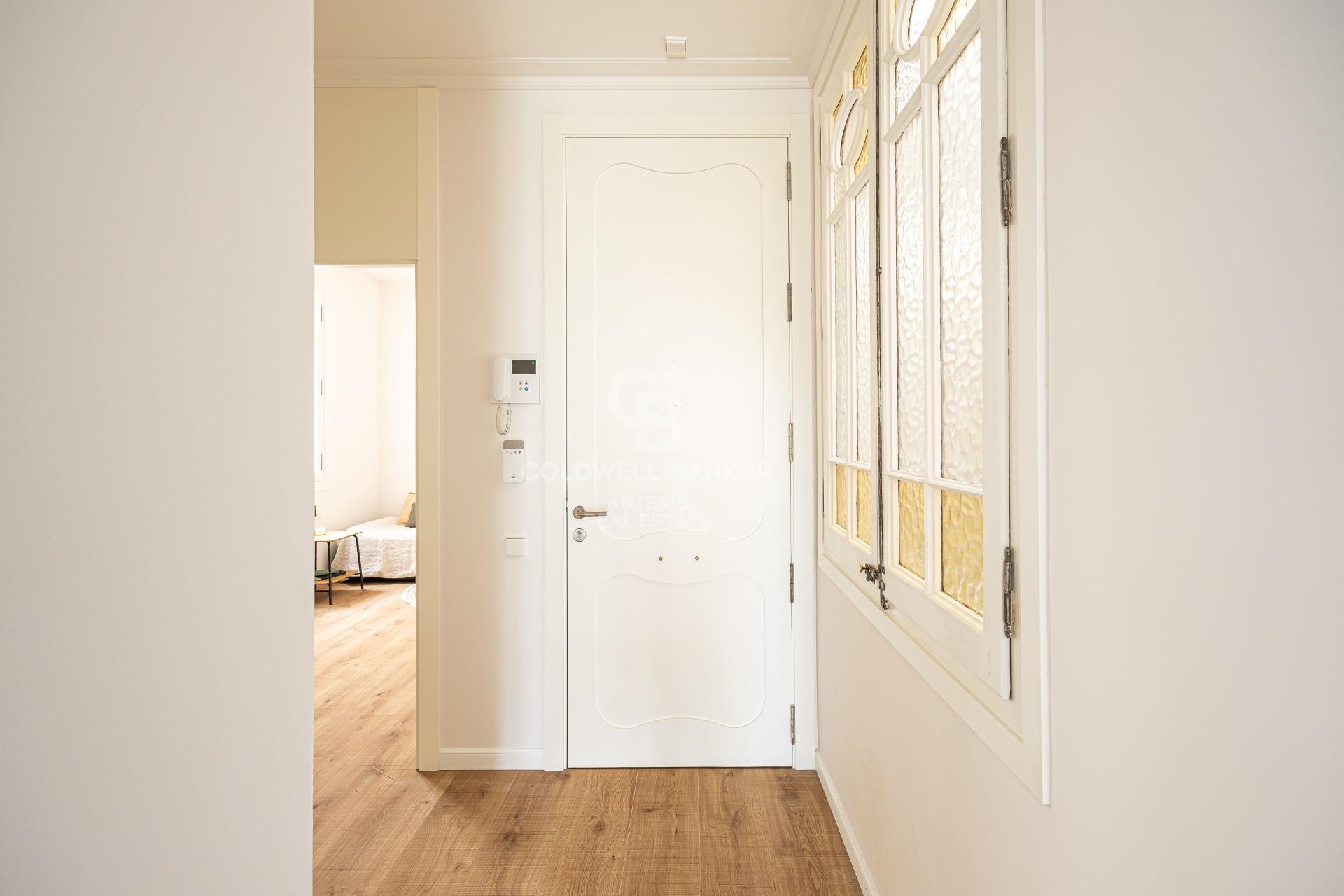 Jasny, wyremontowany apartament w modernistycznej kamienicy w Barcelonie