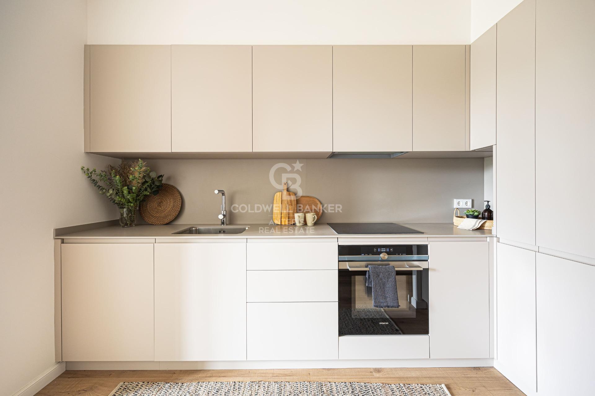 Jasny, wyremontowany apartament w modernistycznej kamienicy w Barcelonie