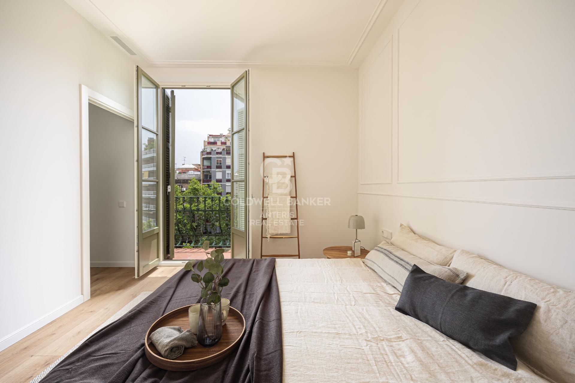 Jasny, wyremontowany apartament w modernistycznej kamienicy w Barcelonie