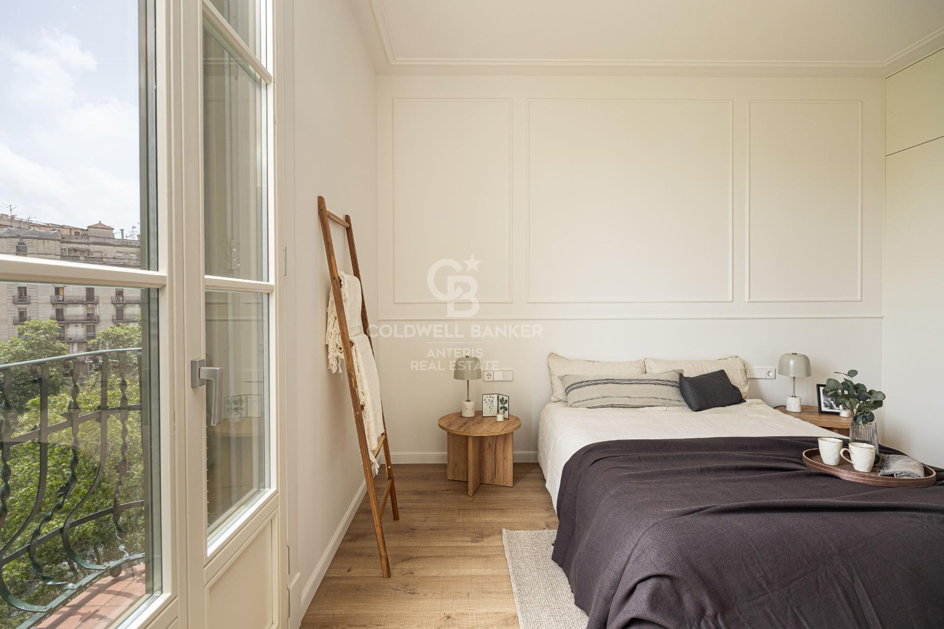 Jasny, wyremontowany apartament w modernistycznej kamienicy w Barcelonie