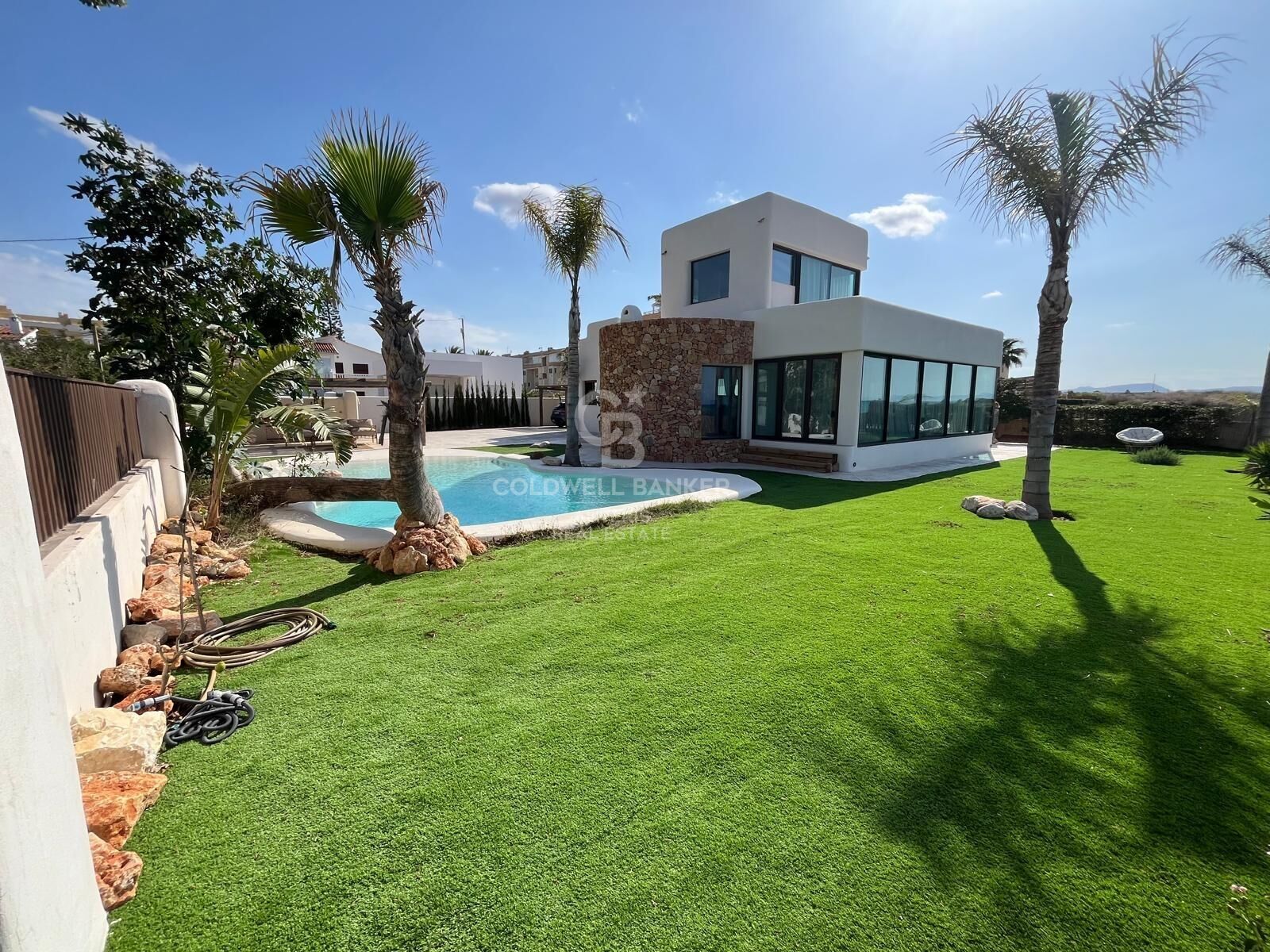 Villa with pool on the seafront in Dénia