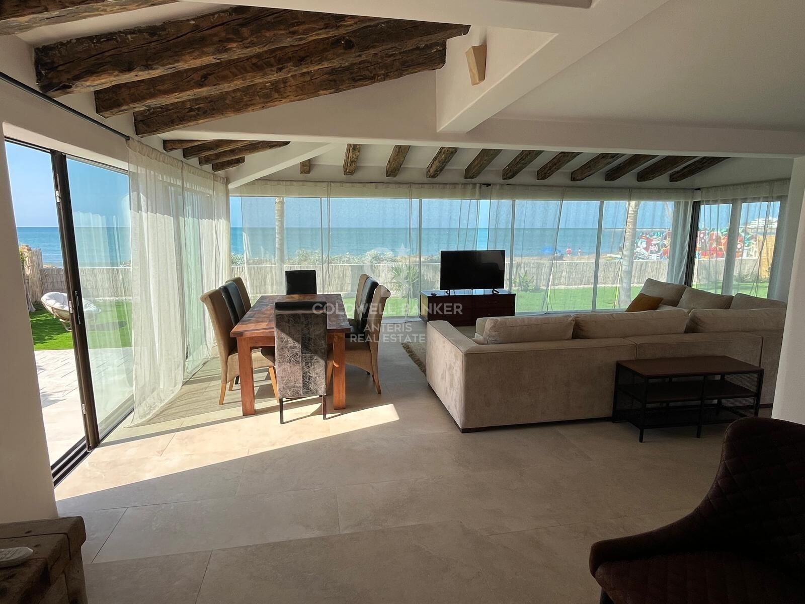 Villa with pool on the seafront in Dénia