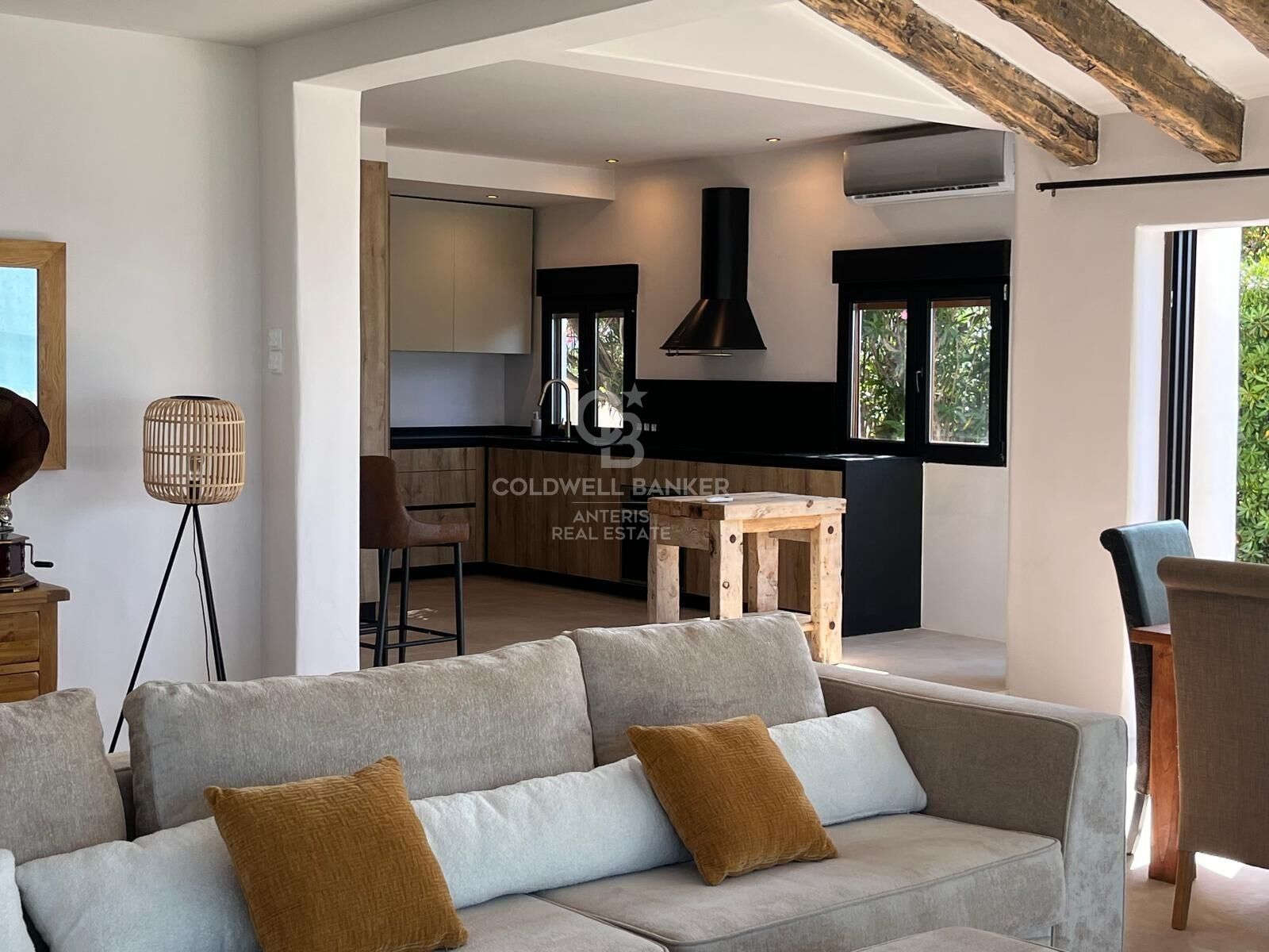 Villa with pool on the seafront in Dénia