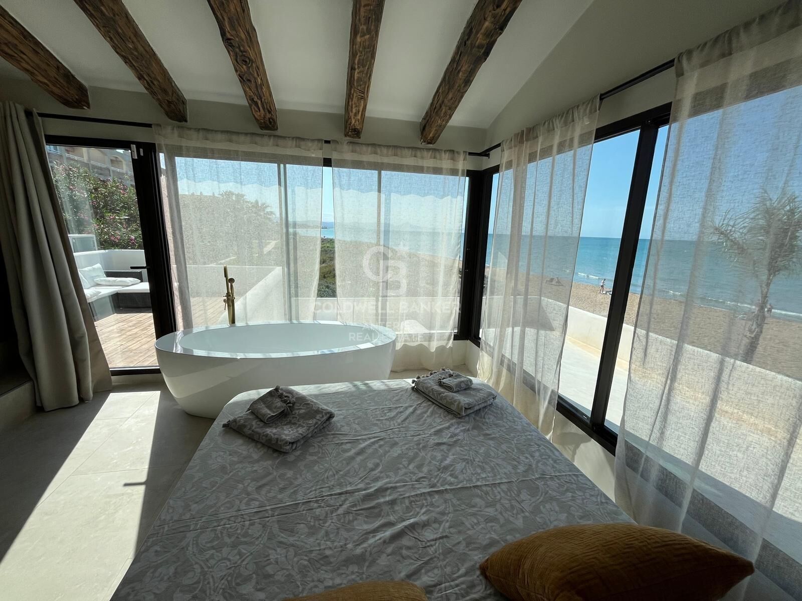 Villa with pool on the seafront in Dénia